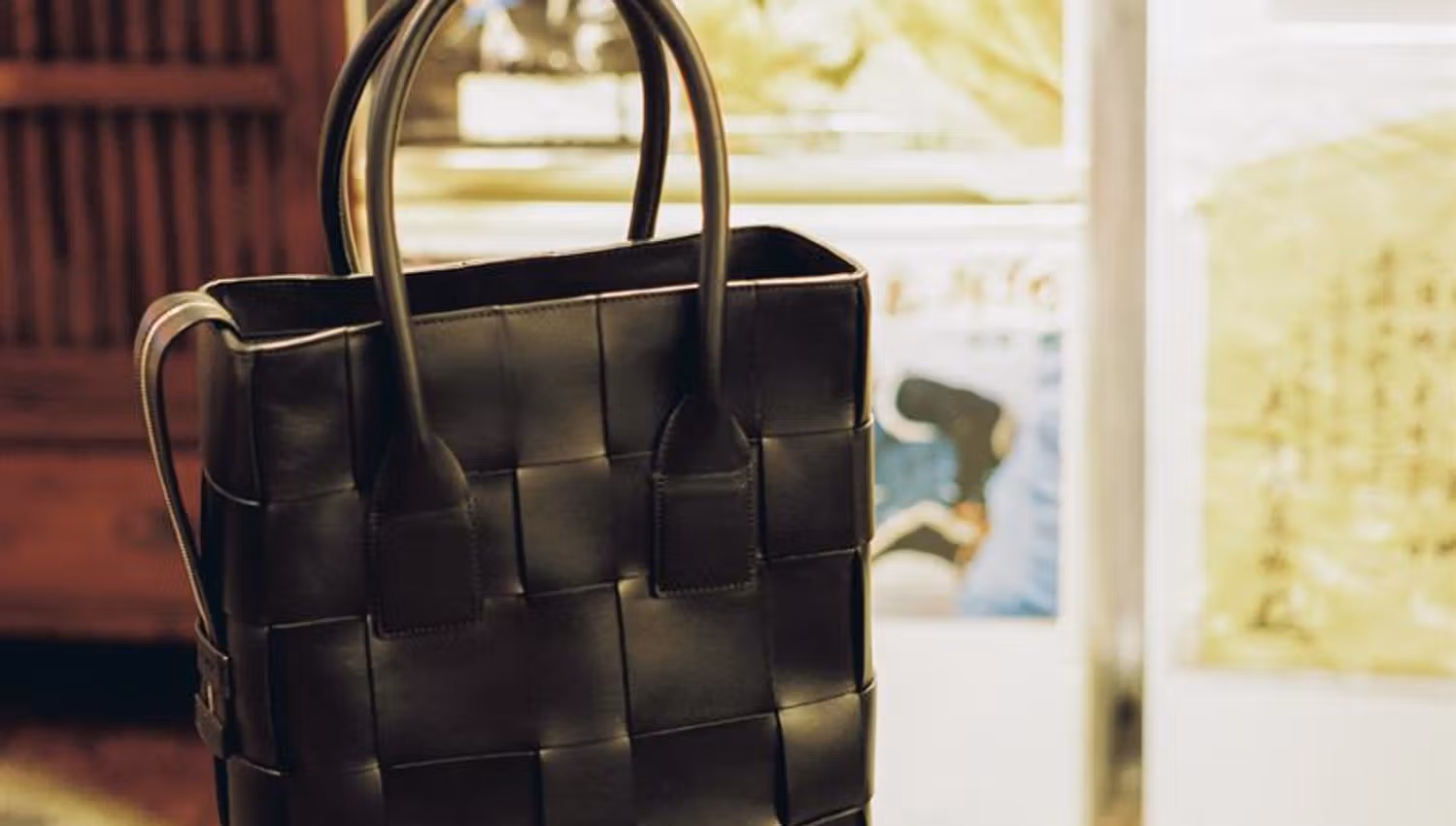Detail og black leather handbag.