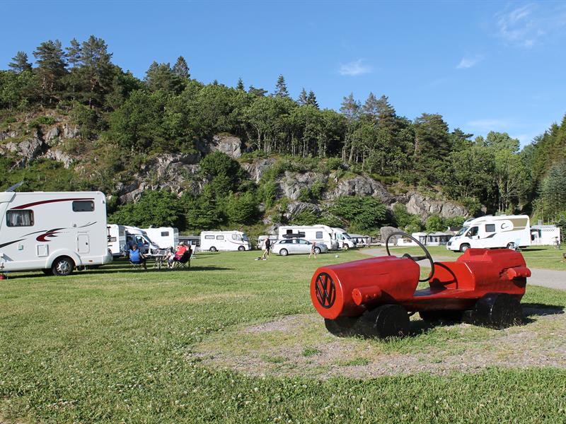 Ein rotes Spielzeugauto auf dem Campingplatz.