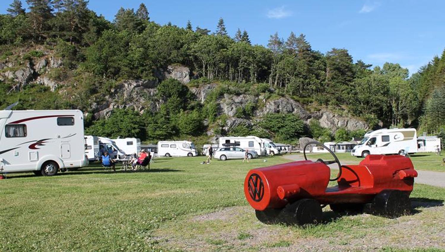 Ein rotes Spielzeugauto auf dem Campingplatz.