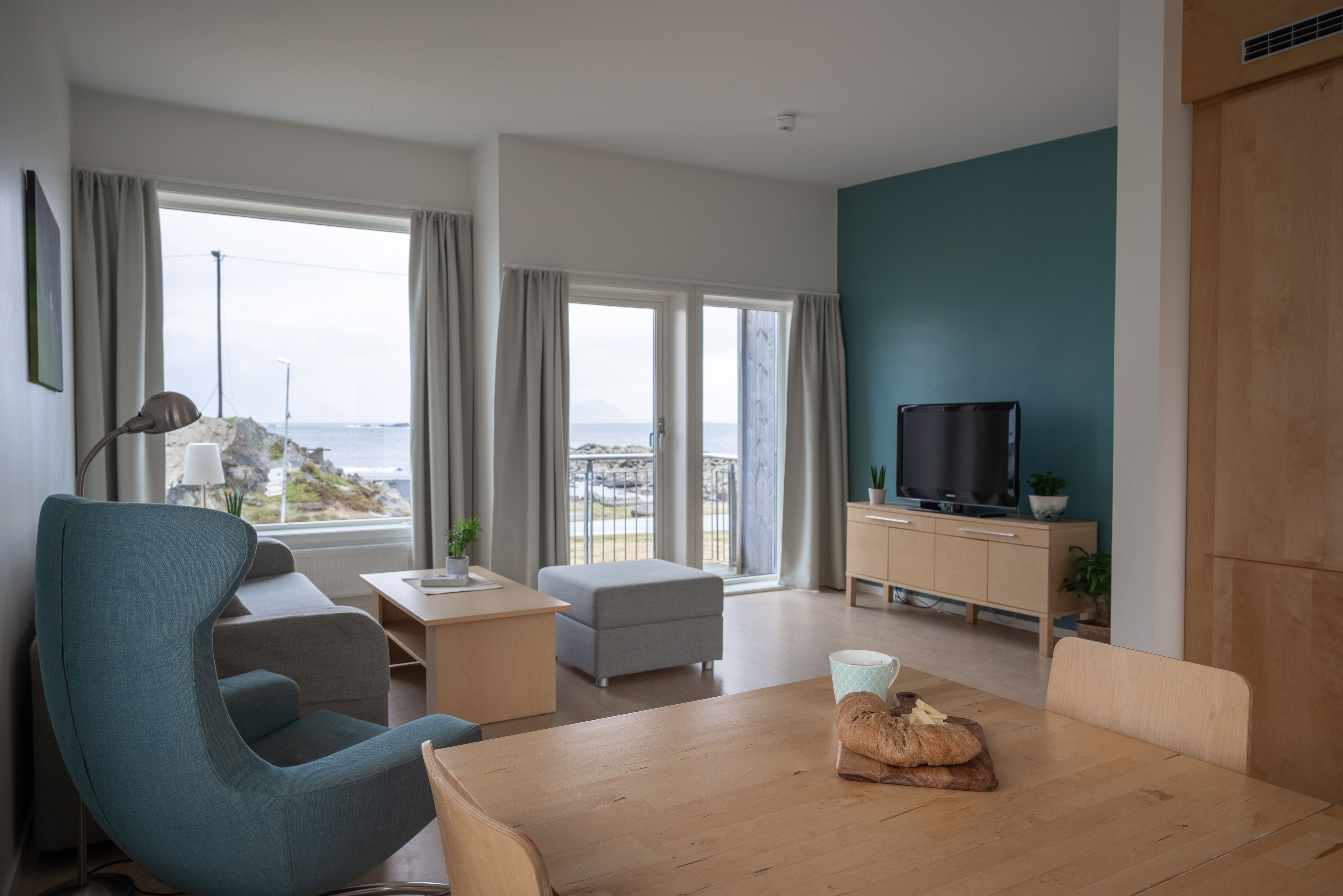 Sett fra kjøkken mot stua og havet