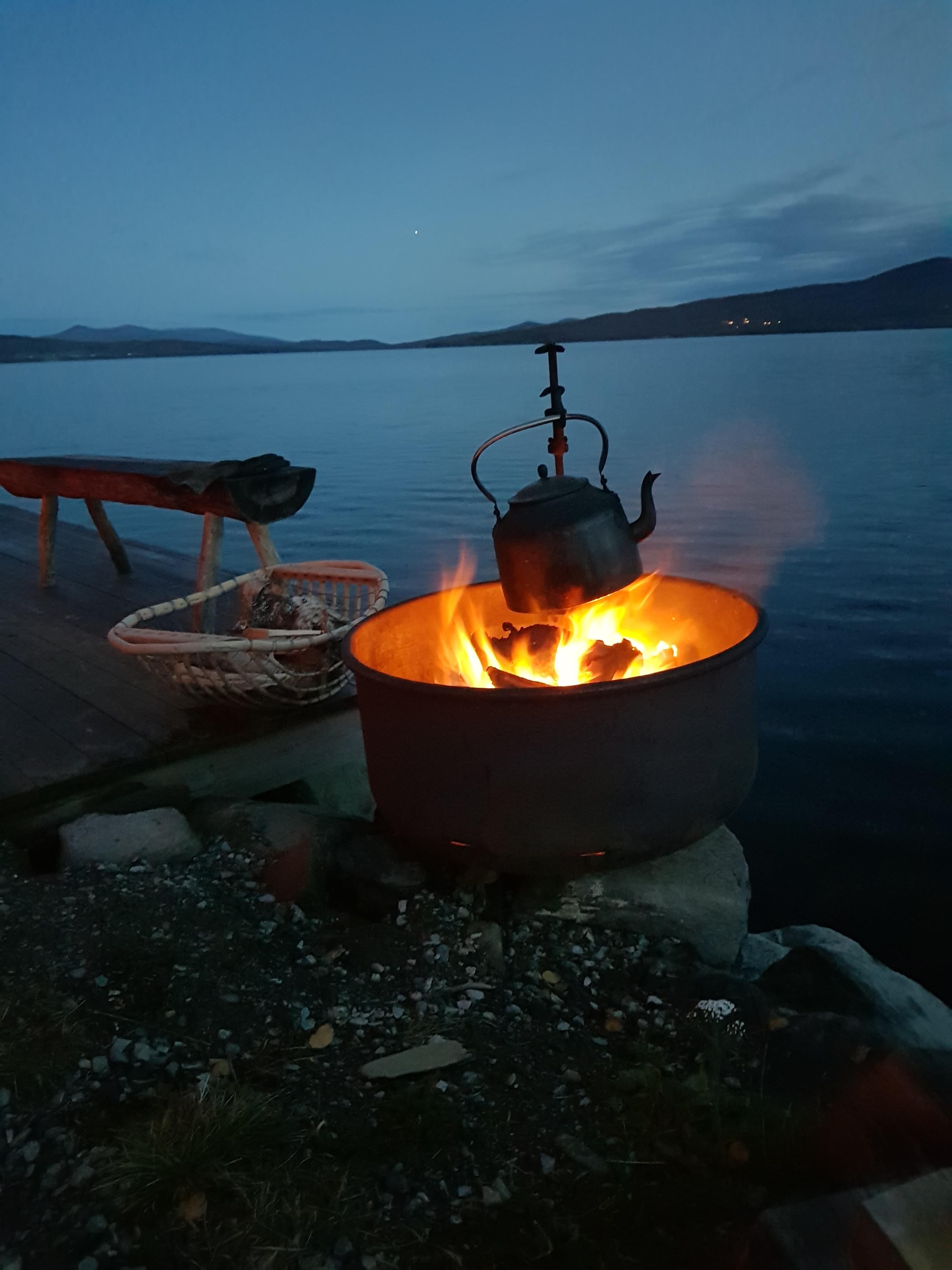 Kos rundt bålpanna