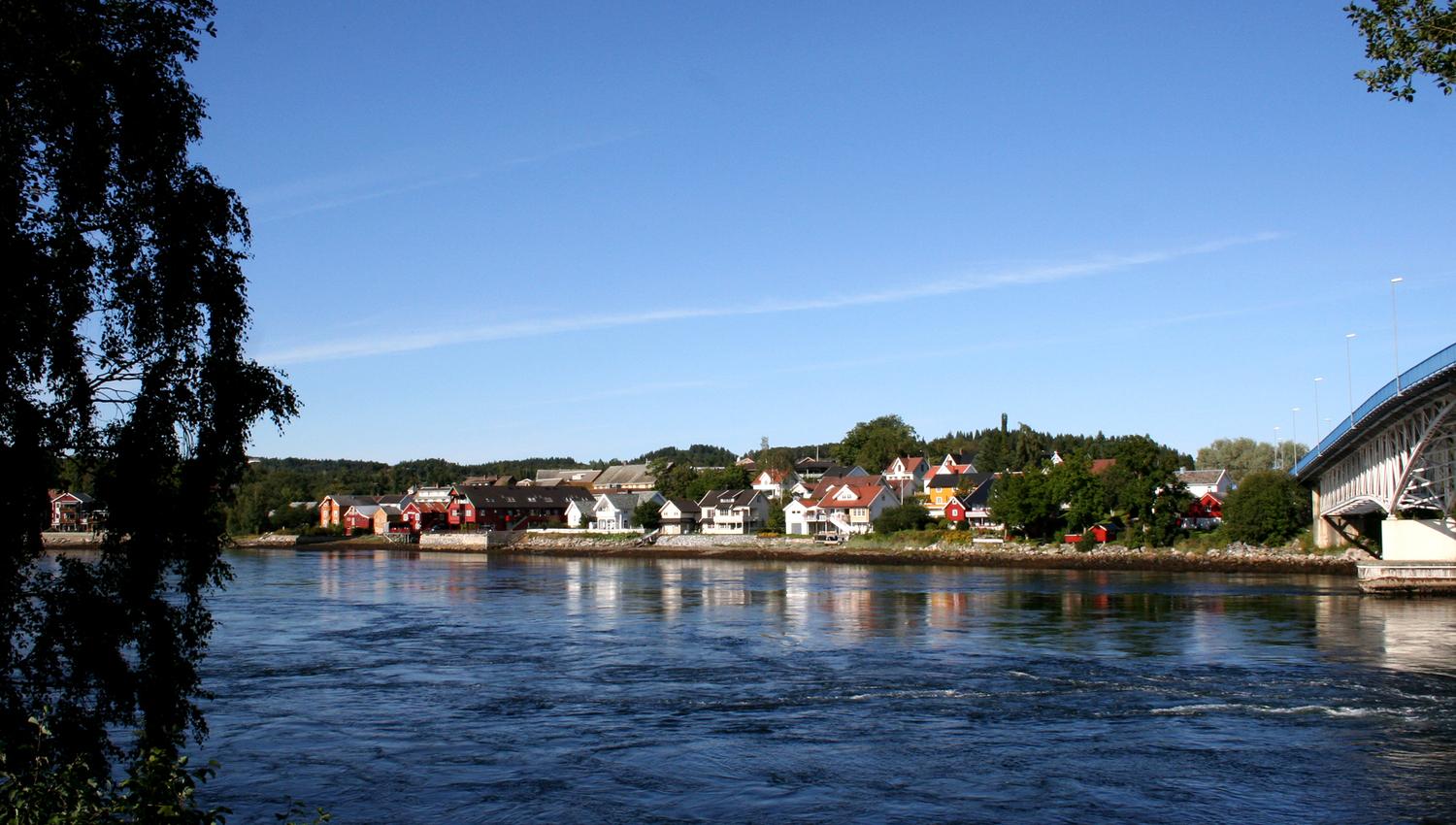 Ser over tidevansstrømmen til sentrum
