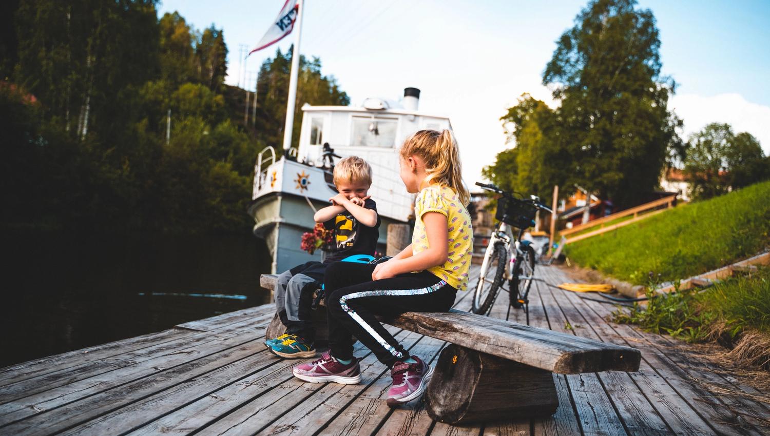 Two children in front of the antique ship