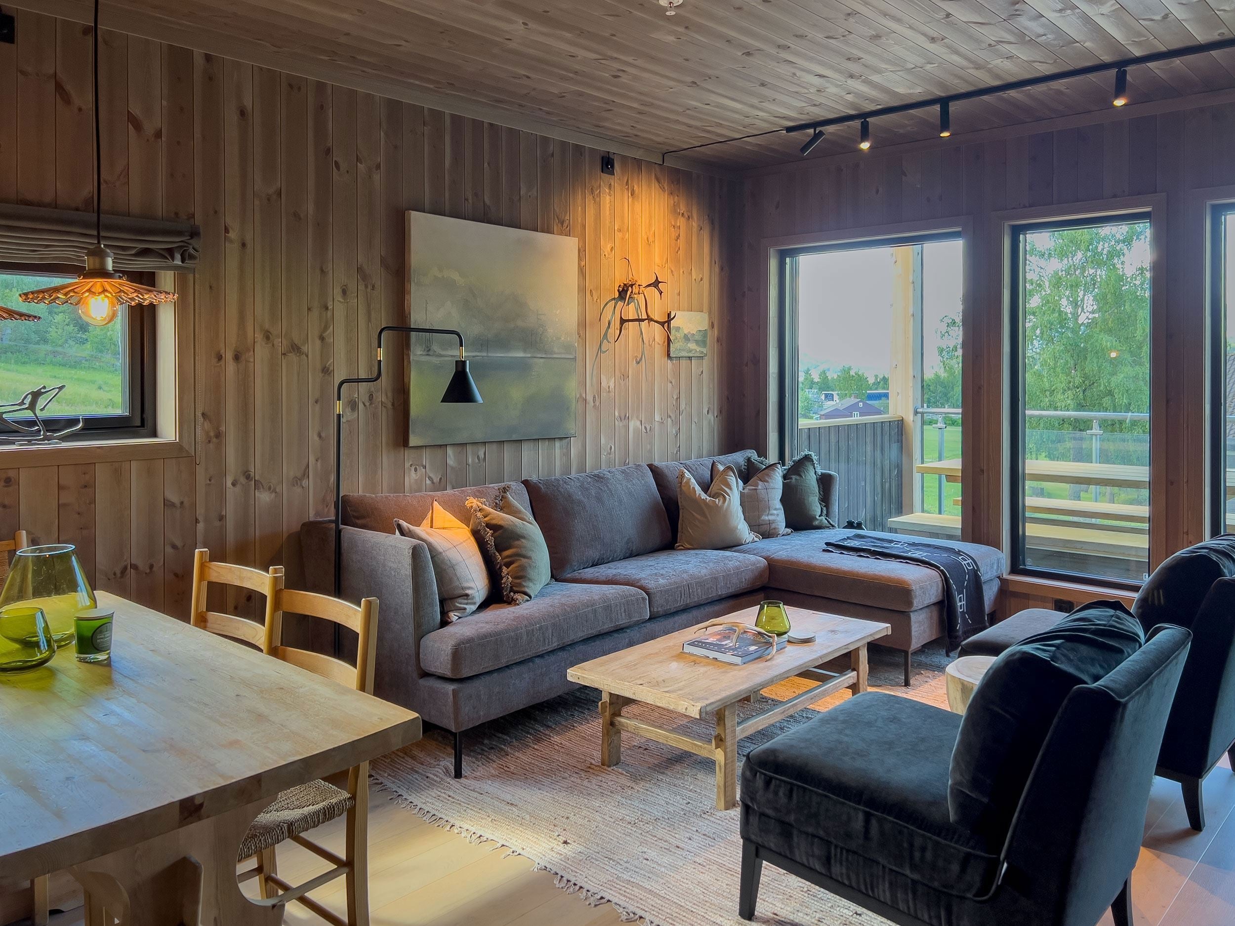 Ein Wohnzimmer mit Sofa und Tisch.