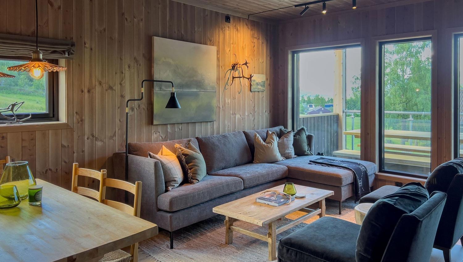Ein Wohnzimmer mit Sofa und Tisch.