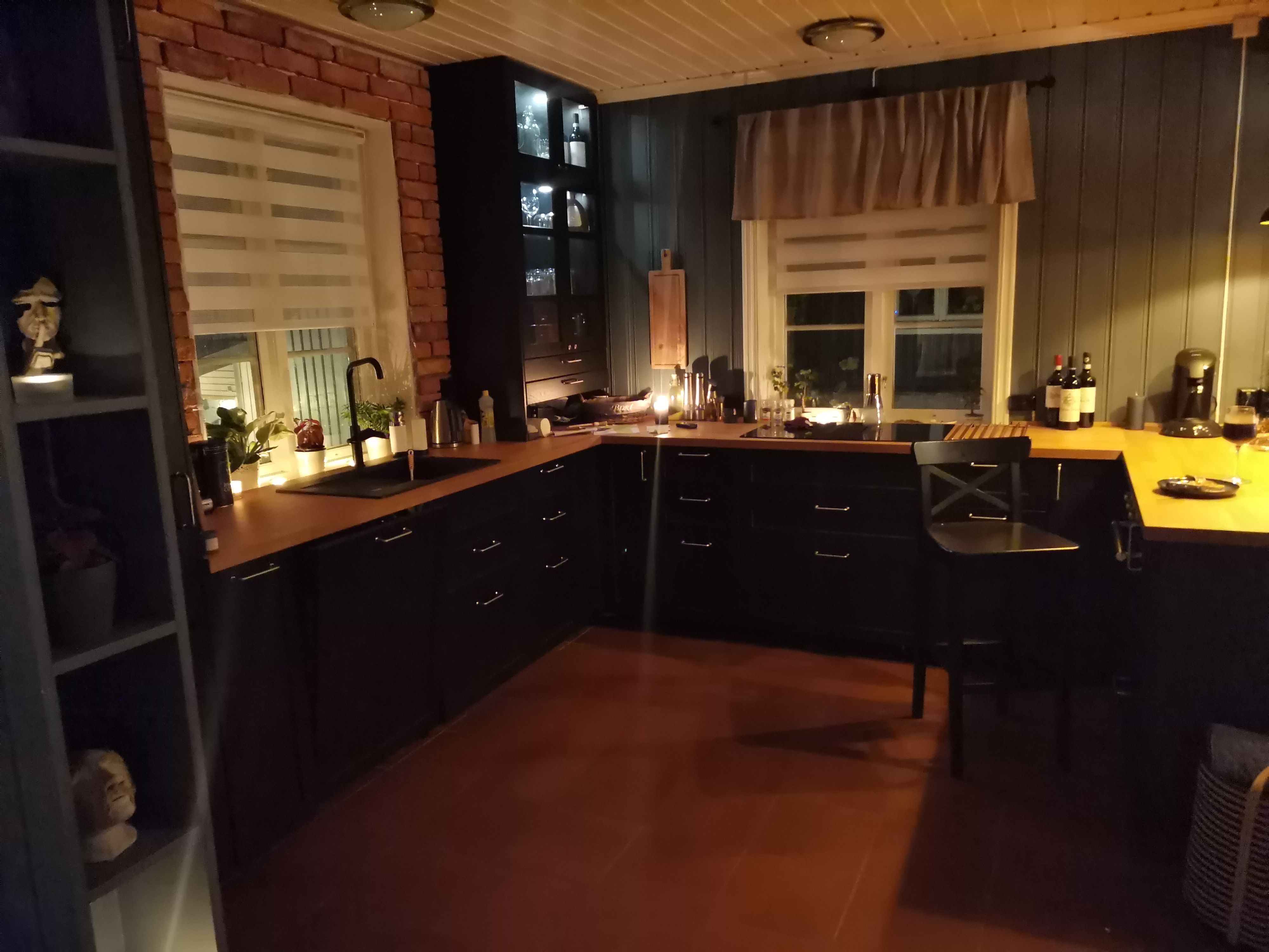 kjøkken med 2 vinduer, benk og stol