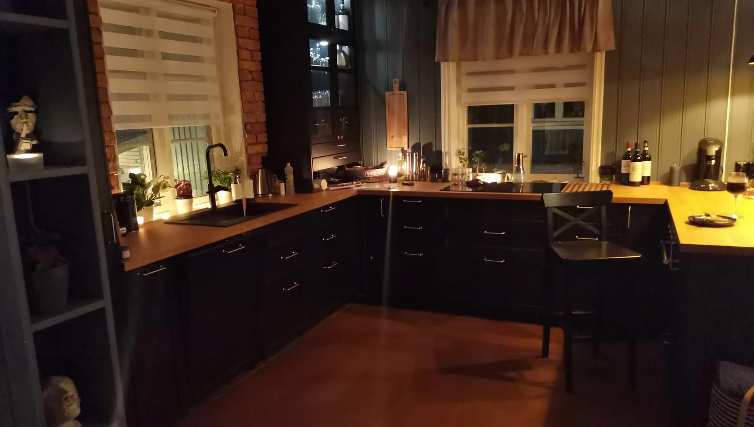kjøkken med 2 vinduer, benk og stol