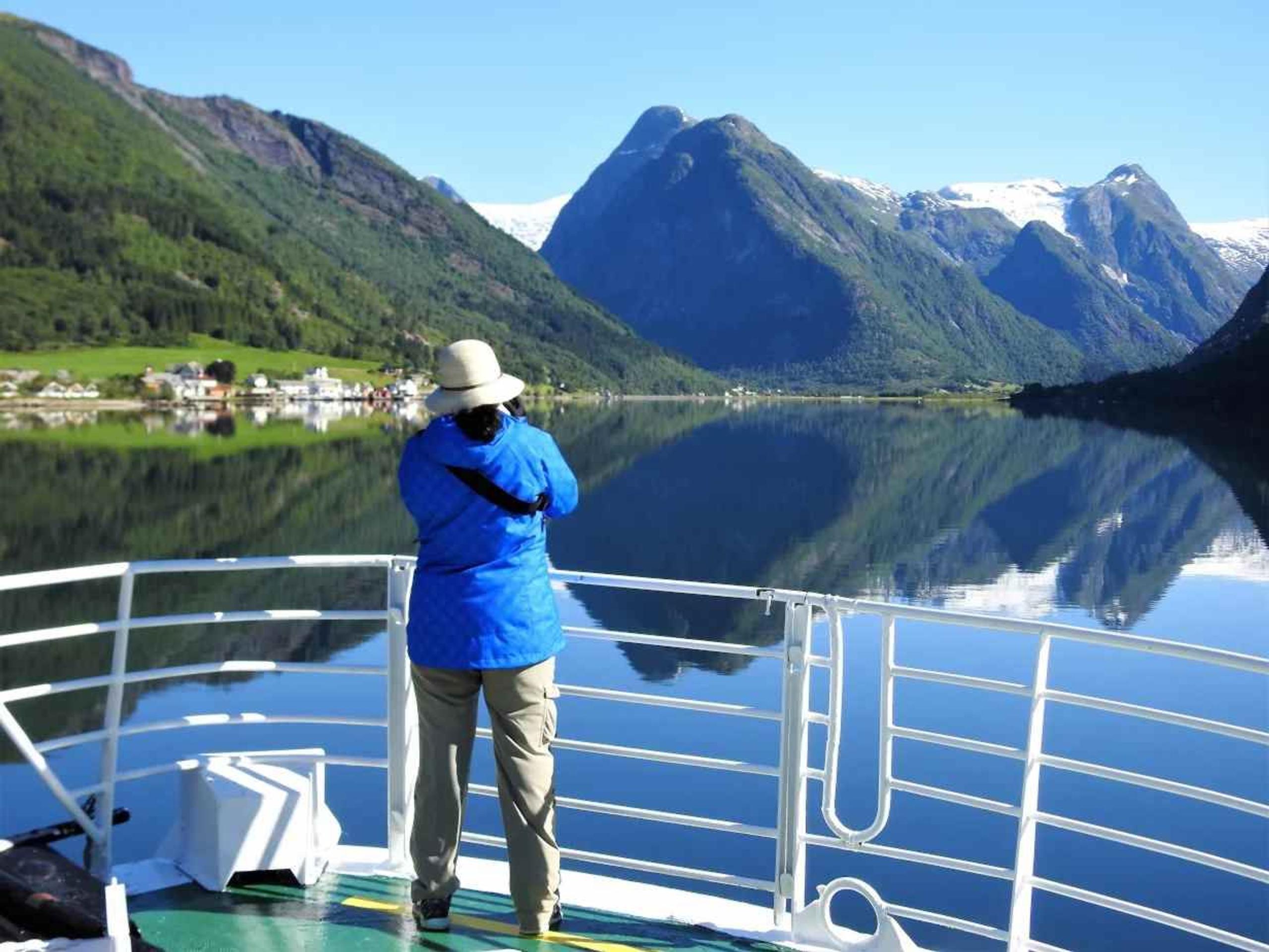 Guided Fjord and Glacier tour to Fjærland