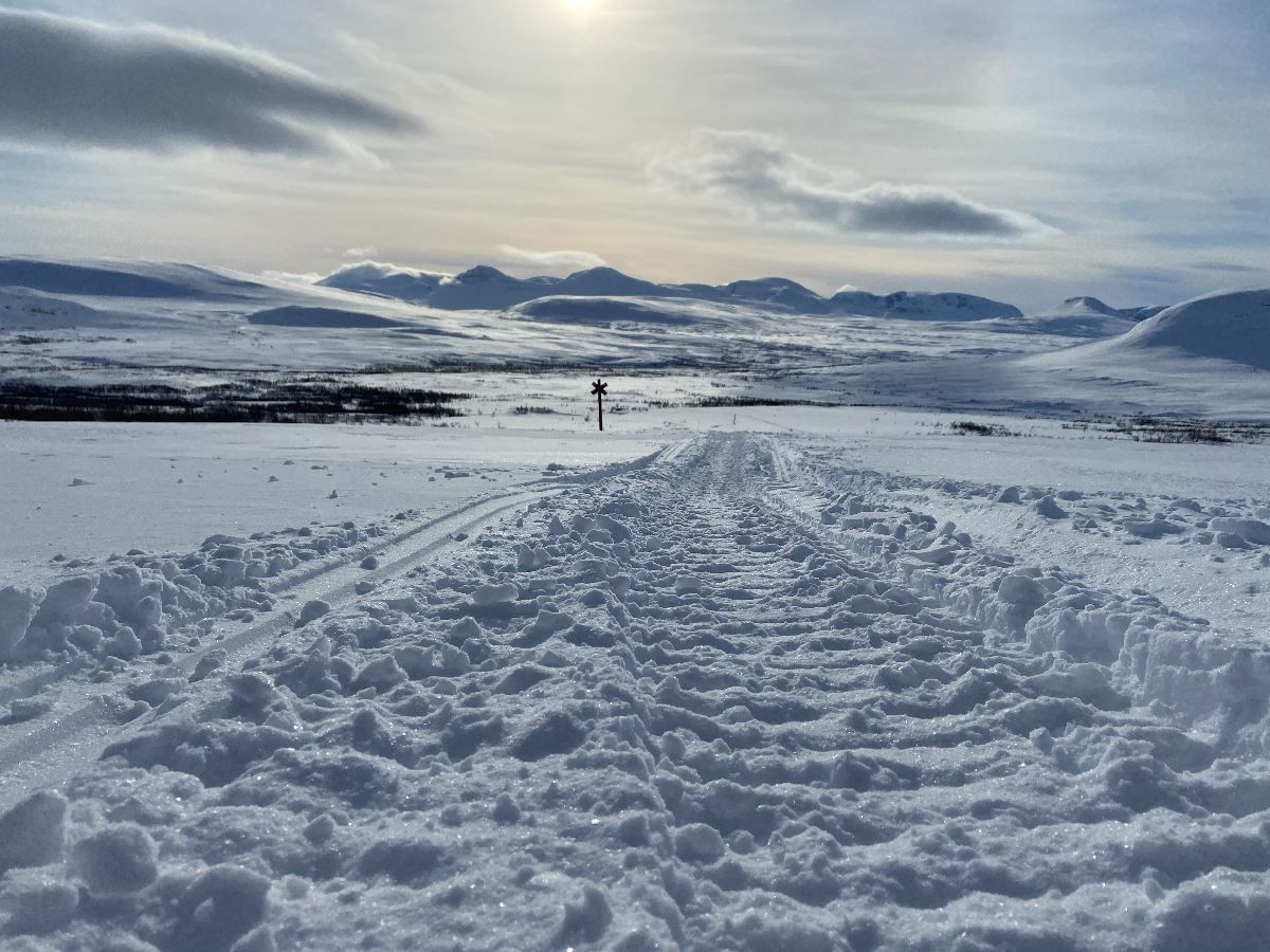 Snøskuter-spor i snøen
