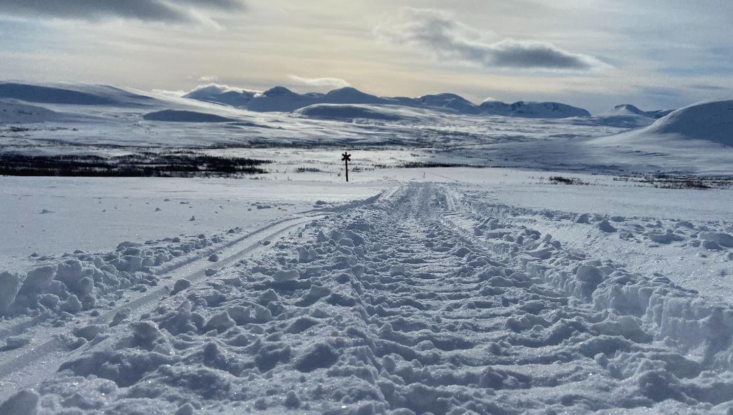 Snøskuter-spor i snøen