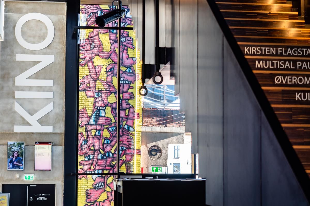 Masarati-street art ute på Hamar kulturhus