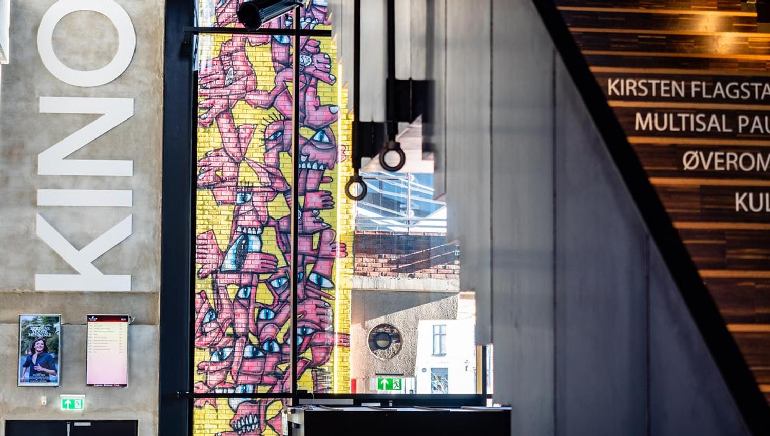 Masarati-street art ute på Hamar kulturhus