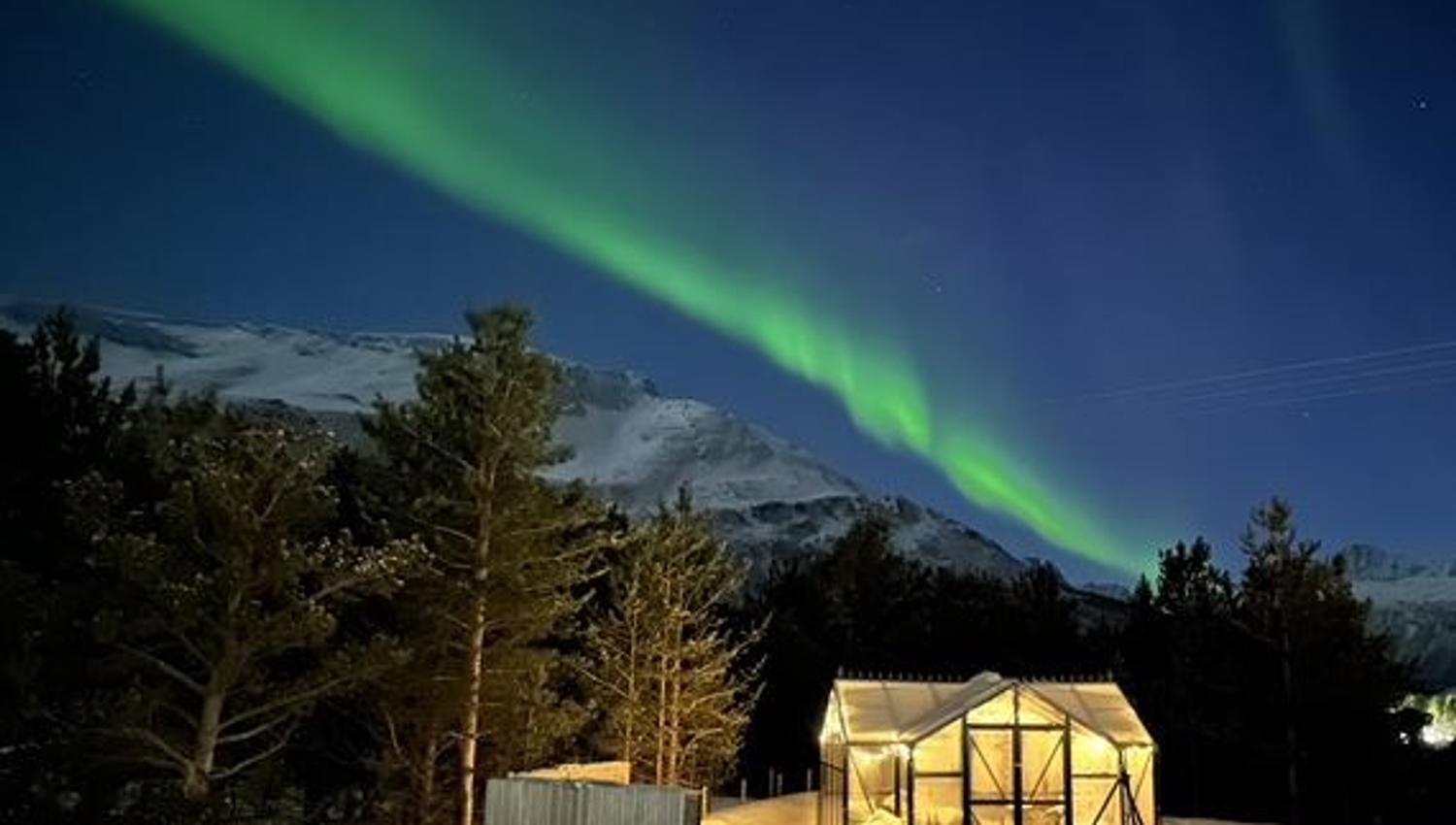 Auroa streaks across the sky in a line