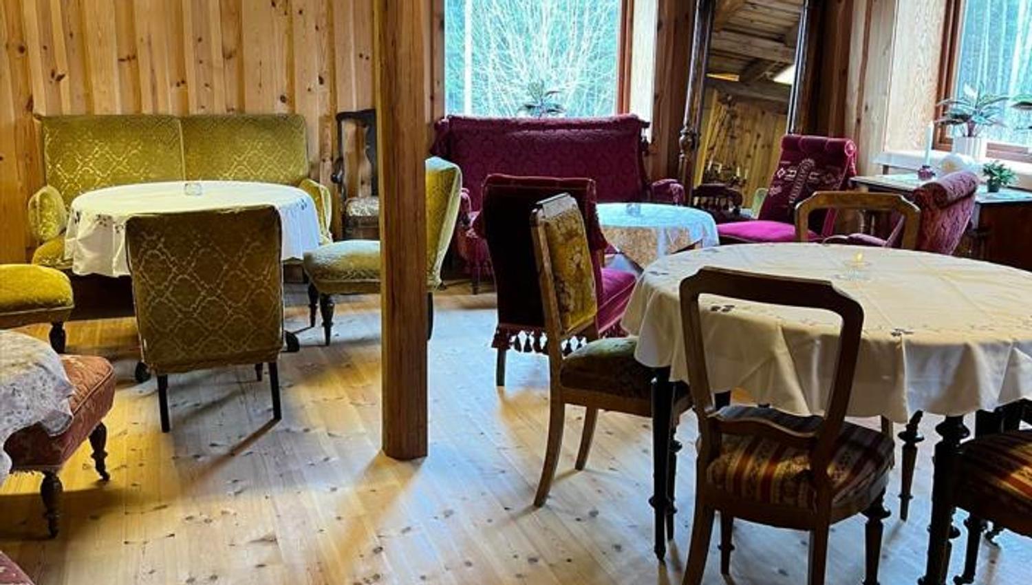 interiør med bord og stoler