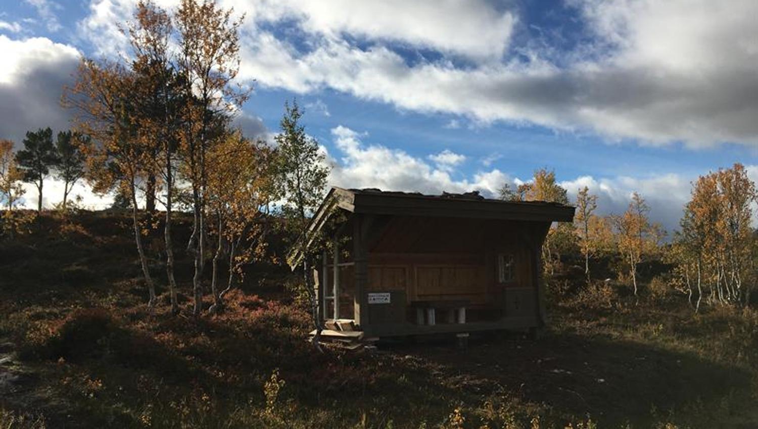 Gapahuk med overbygg som beskytter mot vestavinden