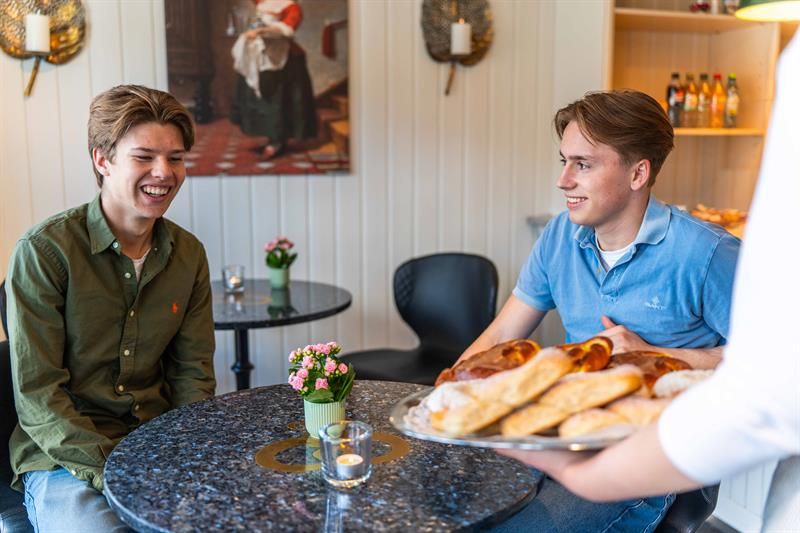 To gutter sm blir servert bakst
