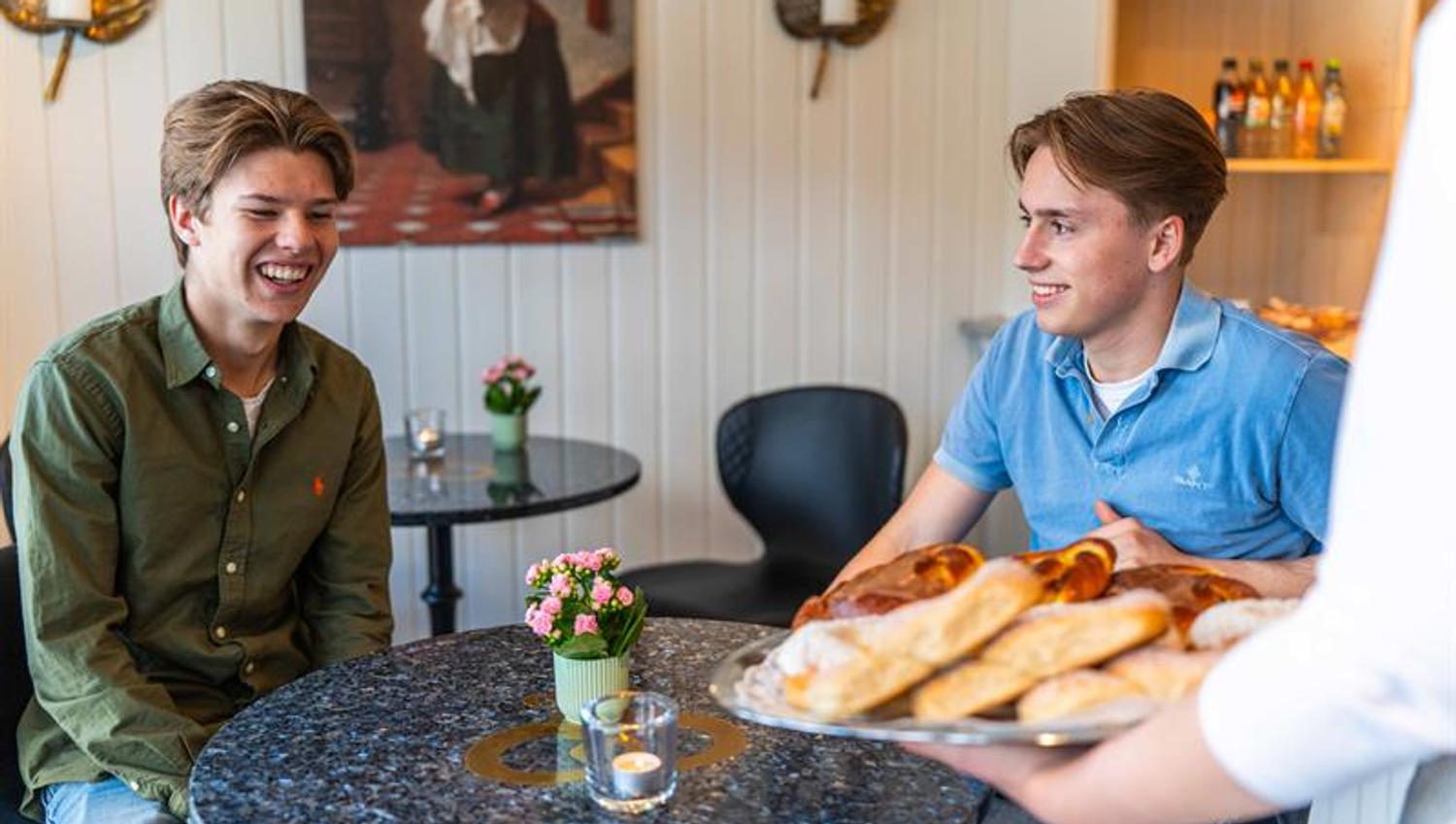 To gutter sm blir servert bakst