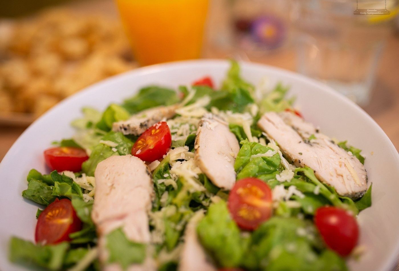 Caesar salad with chicken and vegetables served at Koseverden in Tromsø.