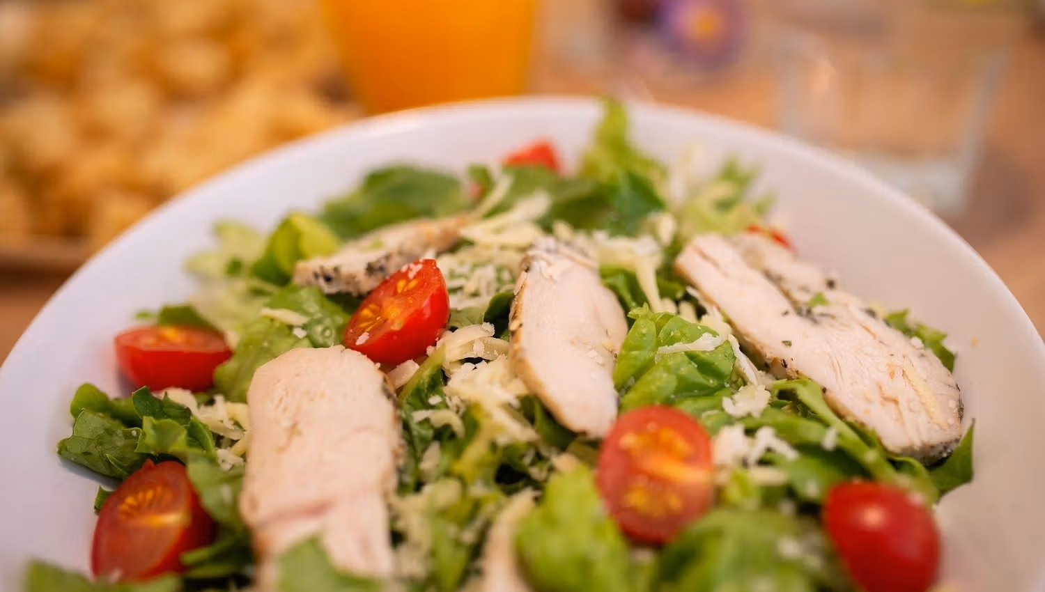Caesar salad with chicken and vegetables served at Koseverden in Tromsø.