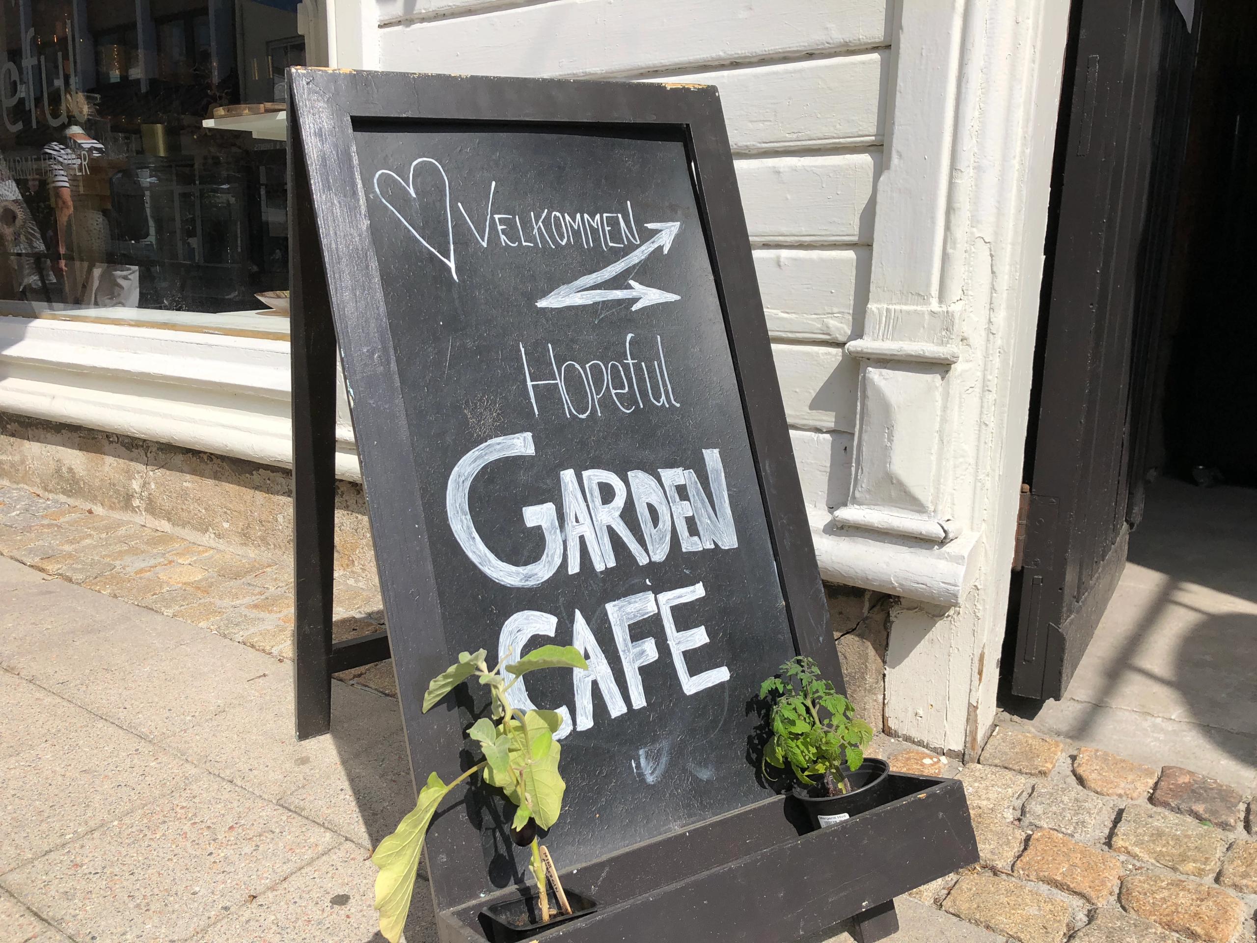 Hopeful-Garden-skilt