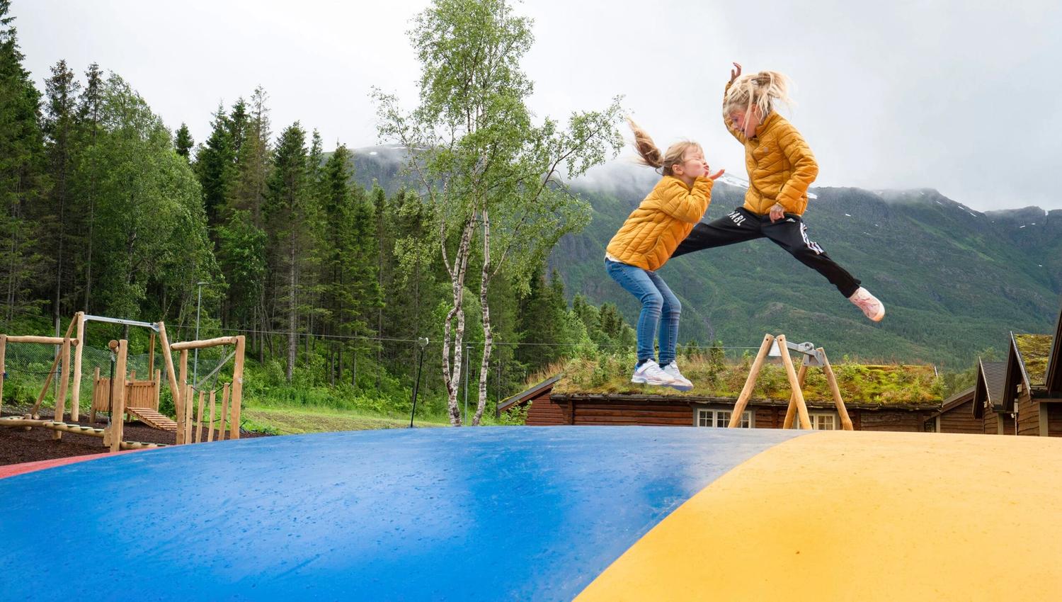 Barn som leker på lekeplass