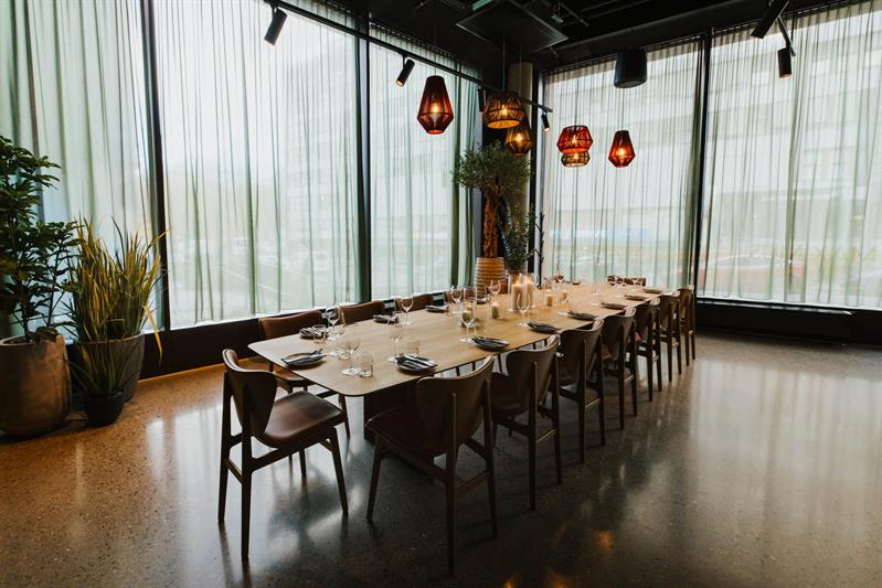 Chambre séparée med store panoramavinduer dekket av gardiner