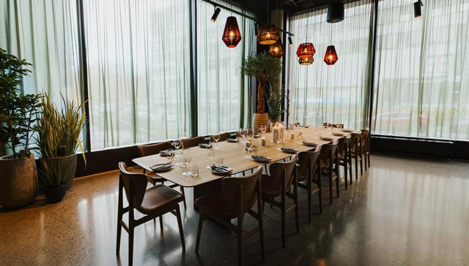 Chambre séparée med store panoramavinduer dekket av gardiner