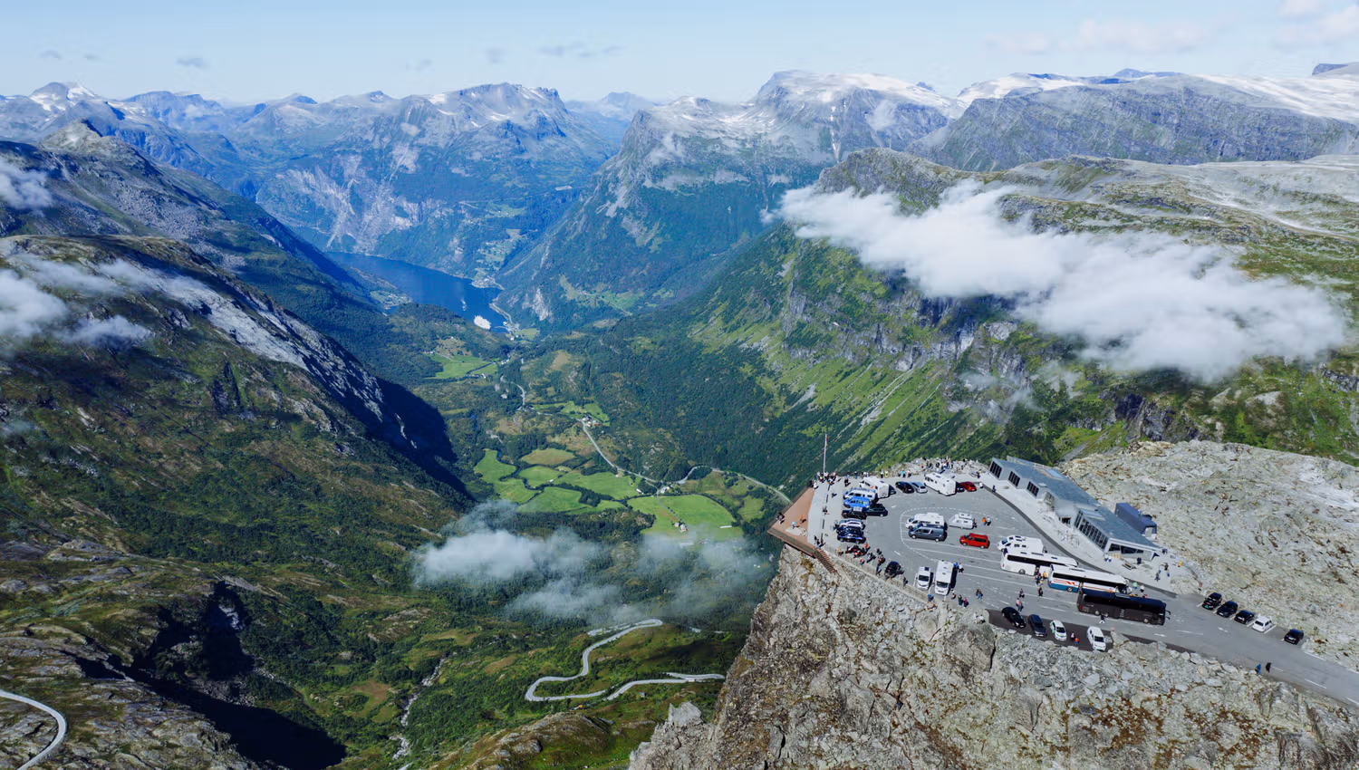 Geiranger Skywalk på Dalsnibba med utsikt over Geirangerfjorden.