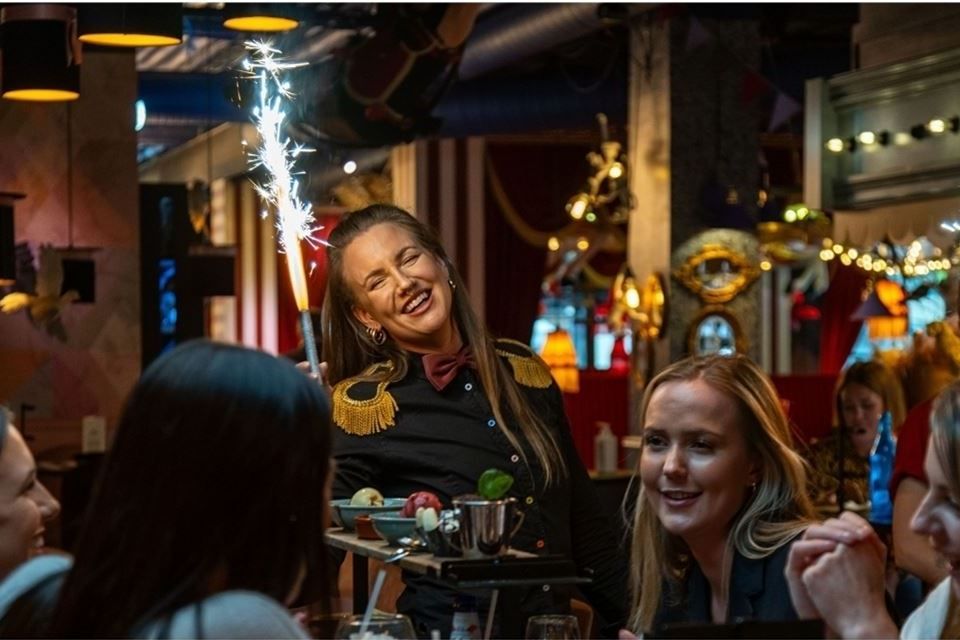 Gjester hygger seg med mat og drikke i restauranten på Pincho Nation Tromsø.