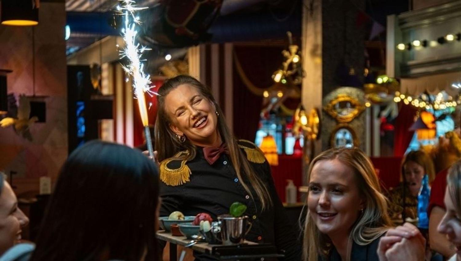 Gjester hygger seg med mat og drikke i restauranten på Pincho Nation Tromsø.