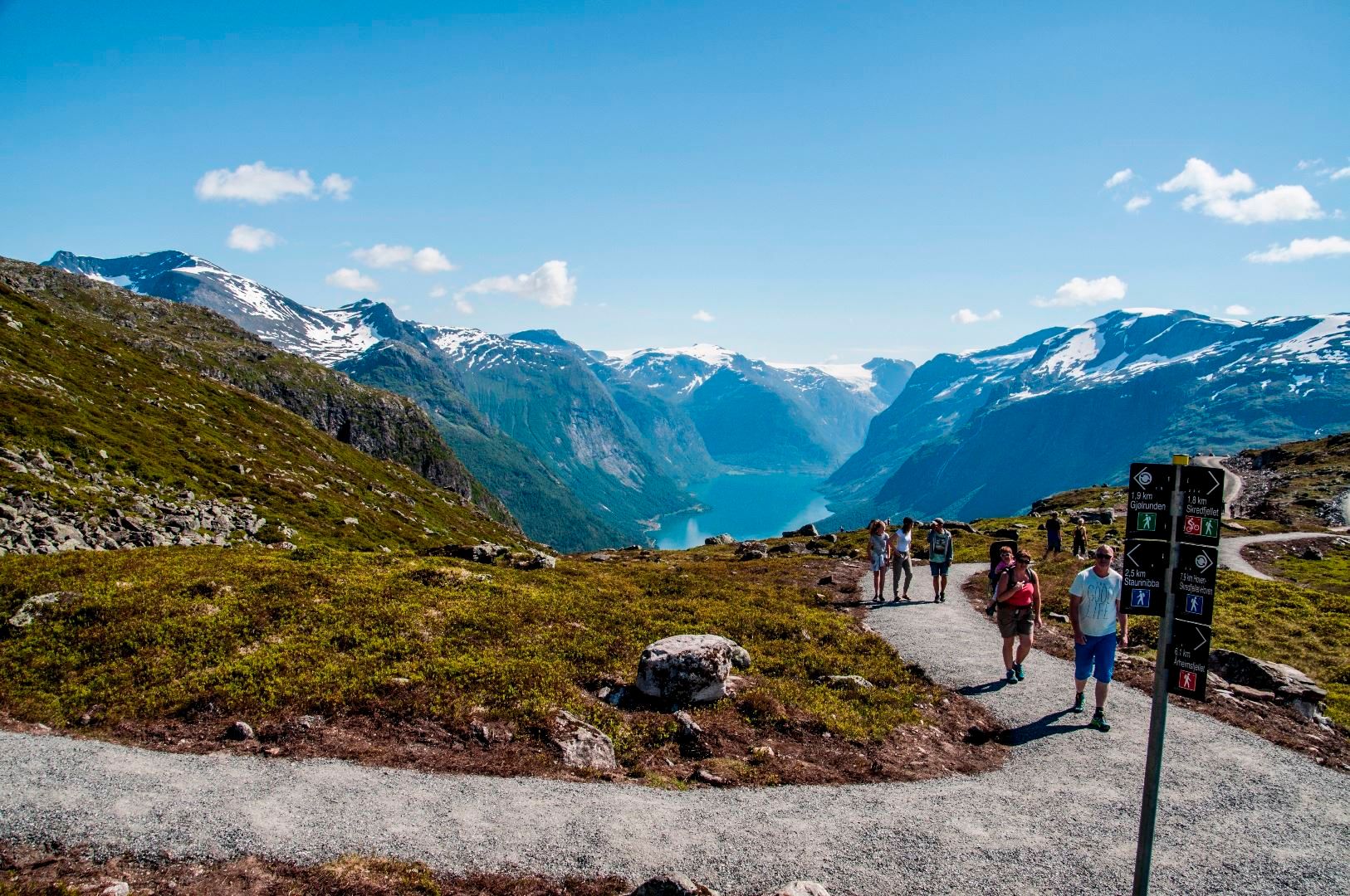 Hikers following a marked mountain trail at Hoven with panoramic views of the surrounding landscape.
