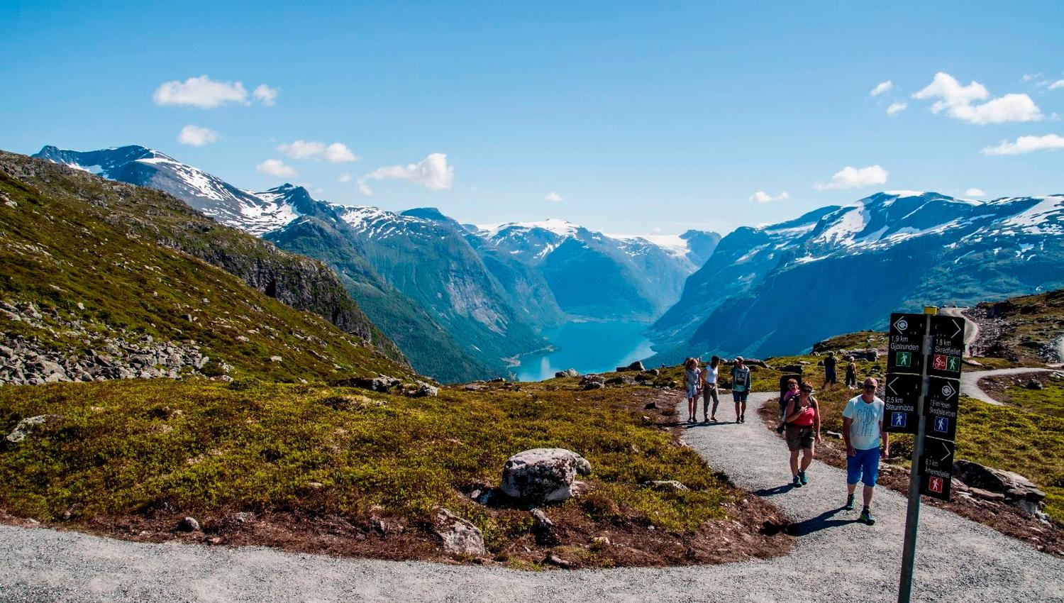 Hikers following a marked mountain trail at Hoven with panoramic views of the surrounding landscape.