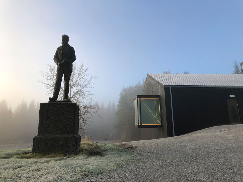 statue in front of Vinjesenteret