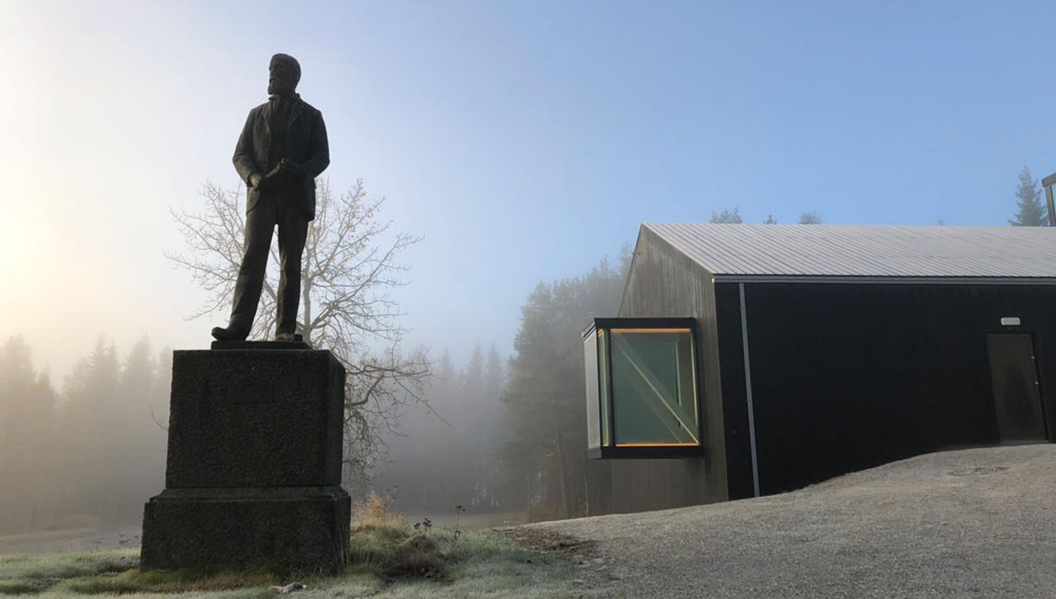 statue in front of Vinjesenteret
