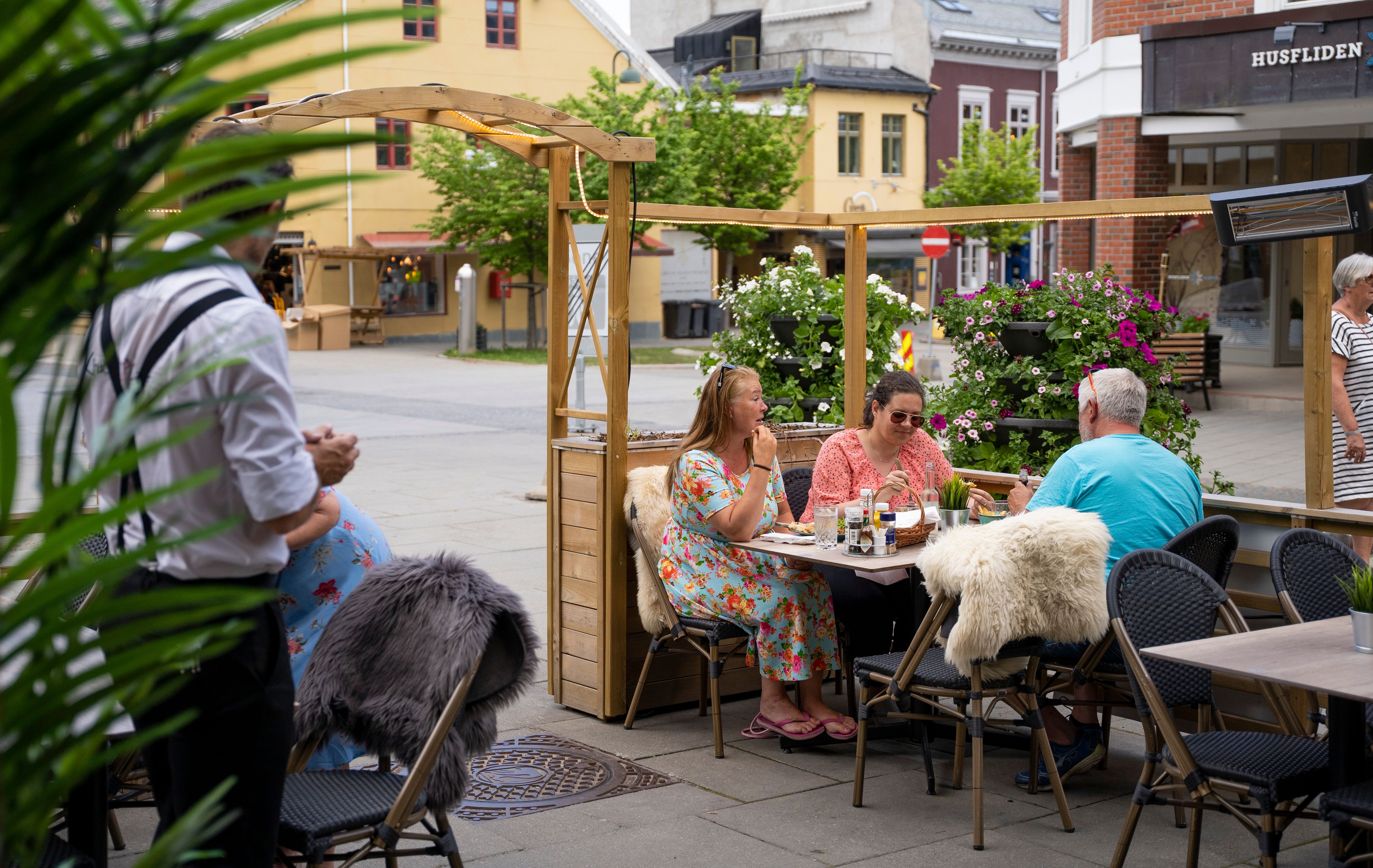 Khalles Corner, restaurant i Storgata på Gjøvik. Uteservering.