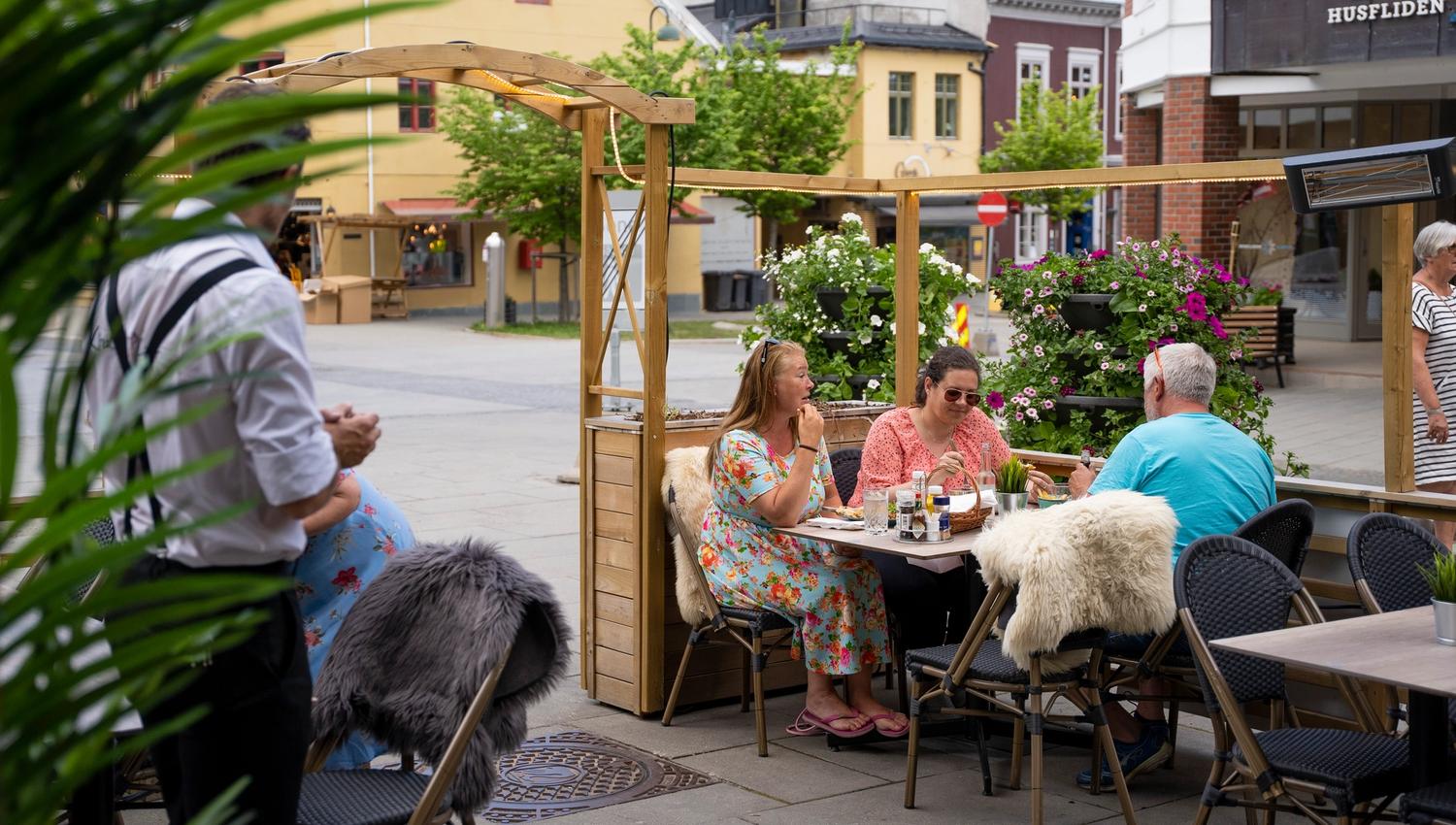 Khalles Corner, restaurant i Storgata på Gjøvik. Uteservering.
