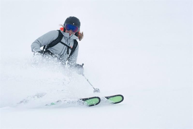 Skifahrer in Aktion im Pulverschnee des Røldal Skigebiets in Hardanger.