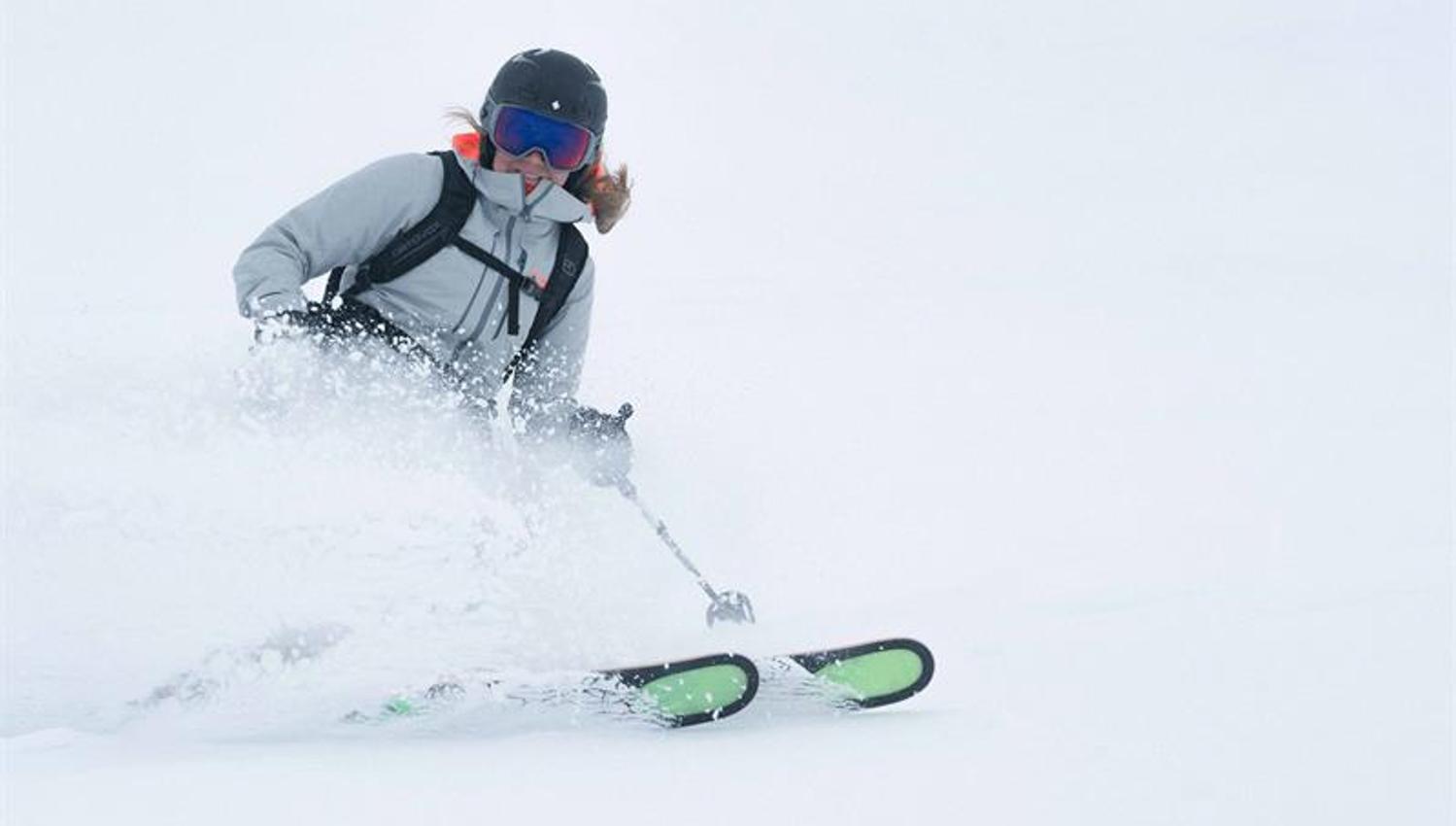 Skifahrer in Aktion im Pulverschnee des Røldal Skigebiets in Hardanger.