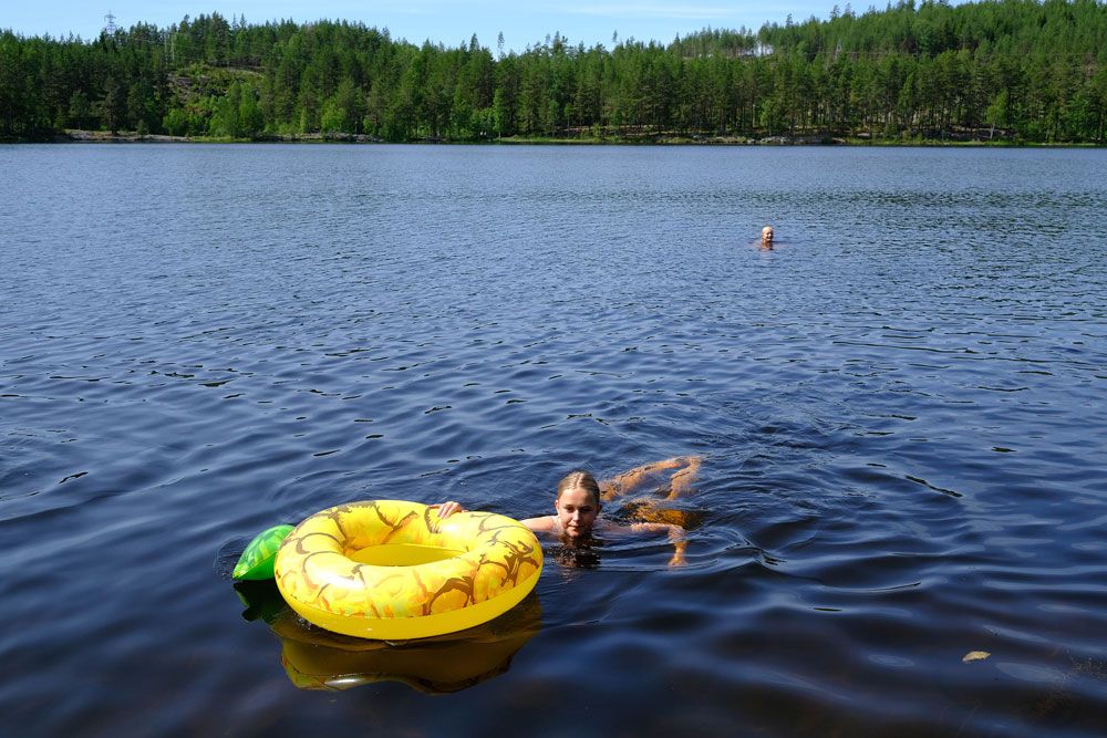 Jente som bader i Tinnemyra med gul badering i Notodden. Foto