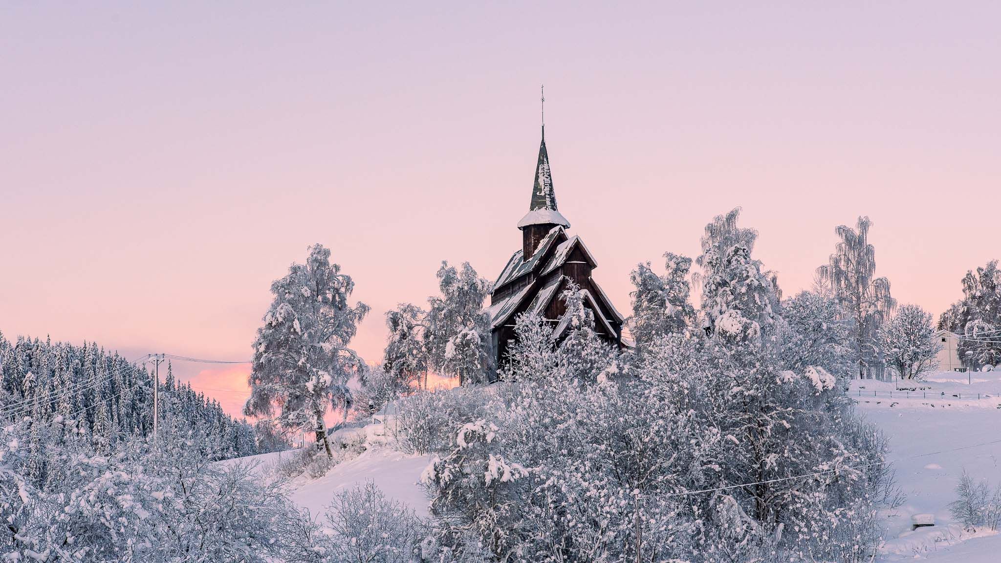 Høre stavkirke i solnedgang en vakker vinterdag.