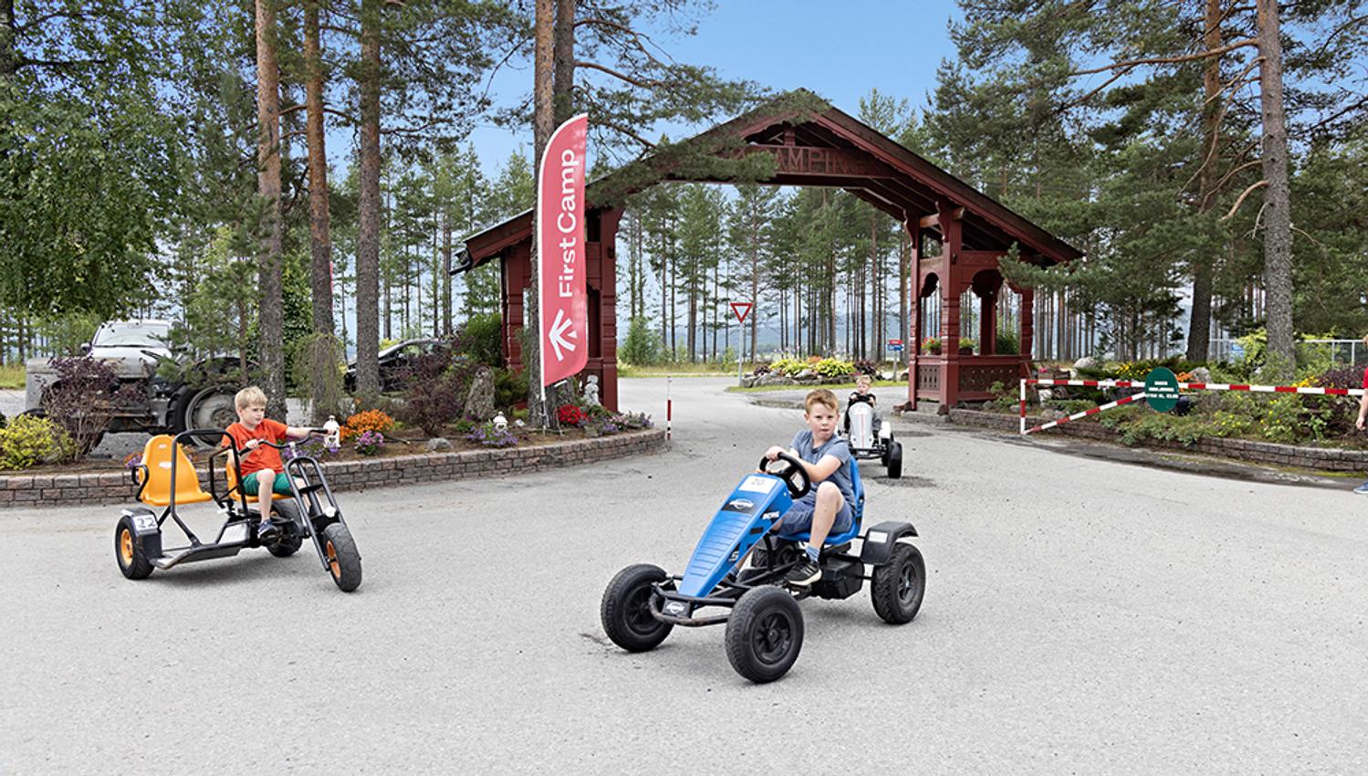 Tråbiler, populær aktivitet hos First Camp Bø.