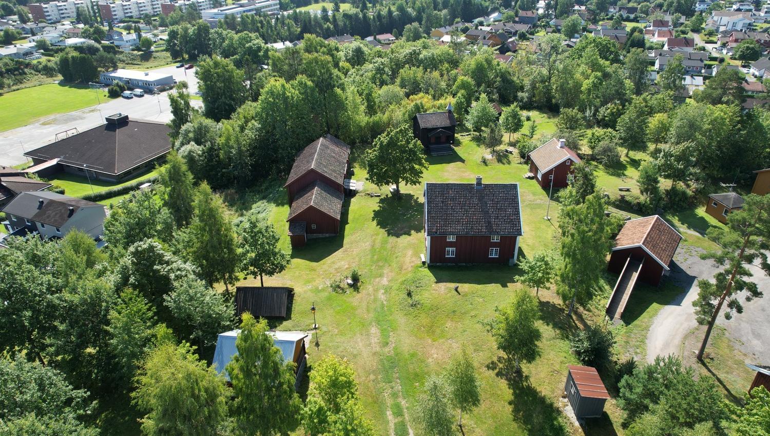 Et oversiktsbilde for Askim Museum, bestående av 6 gårdshus på et gårdstun
