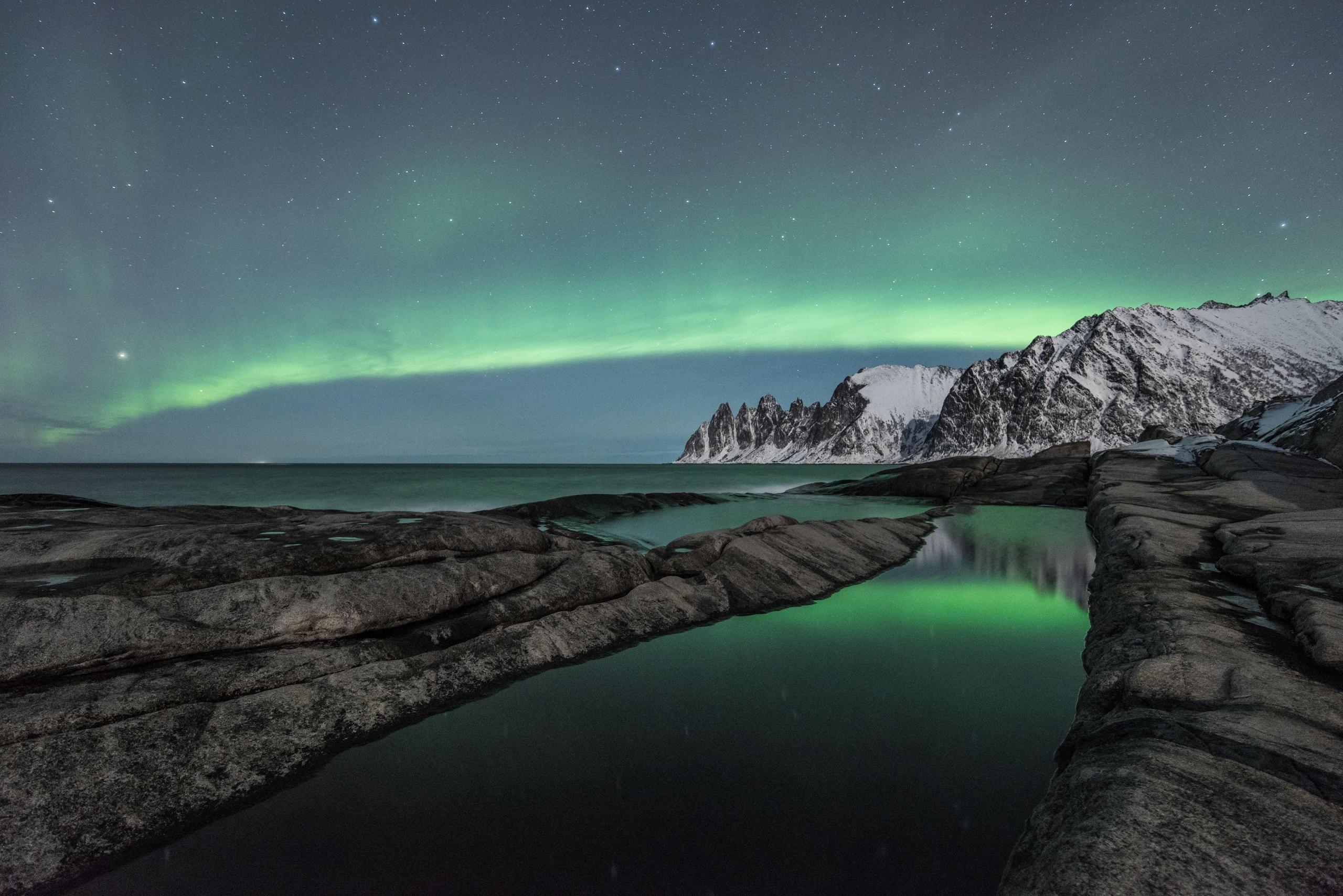 Nordlys over hav og fjell