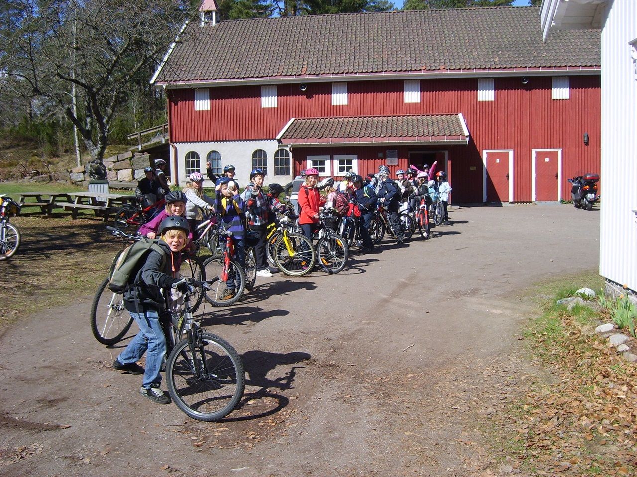 Folk på sykkel utenfor museumslåven