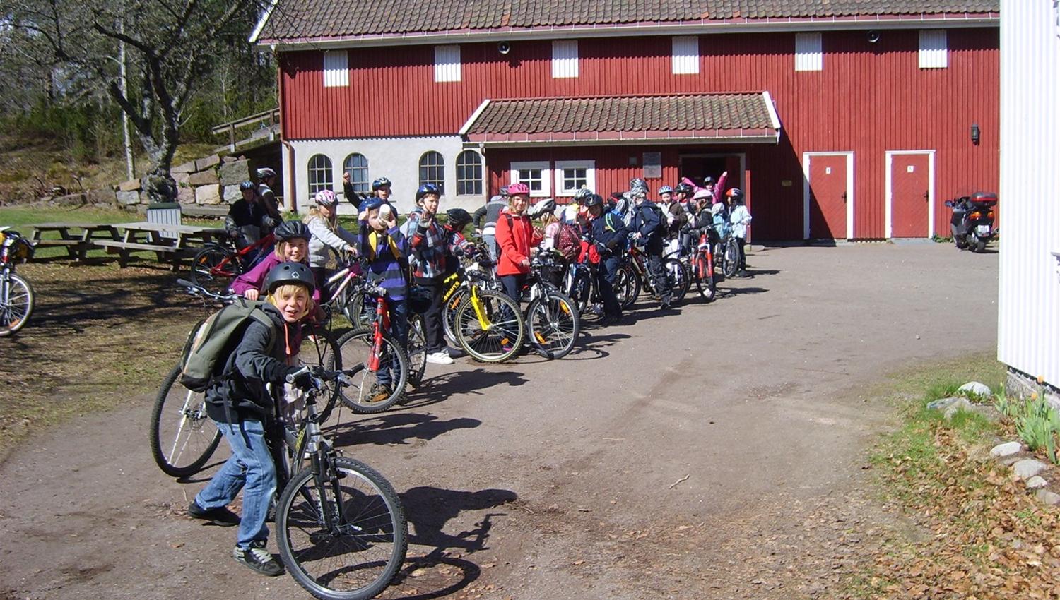 Folk på sykkel utenfor museumslåven