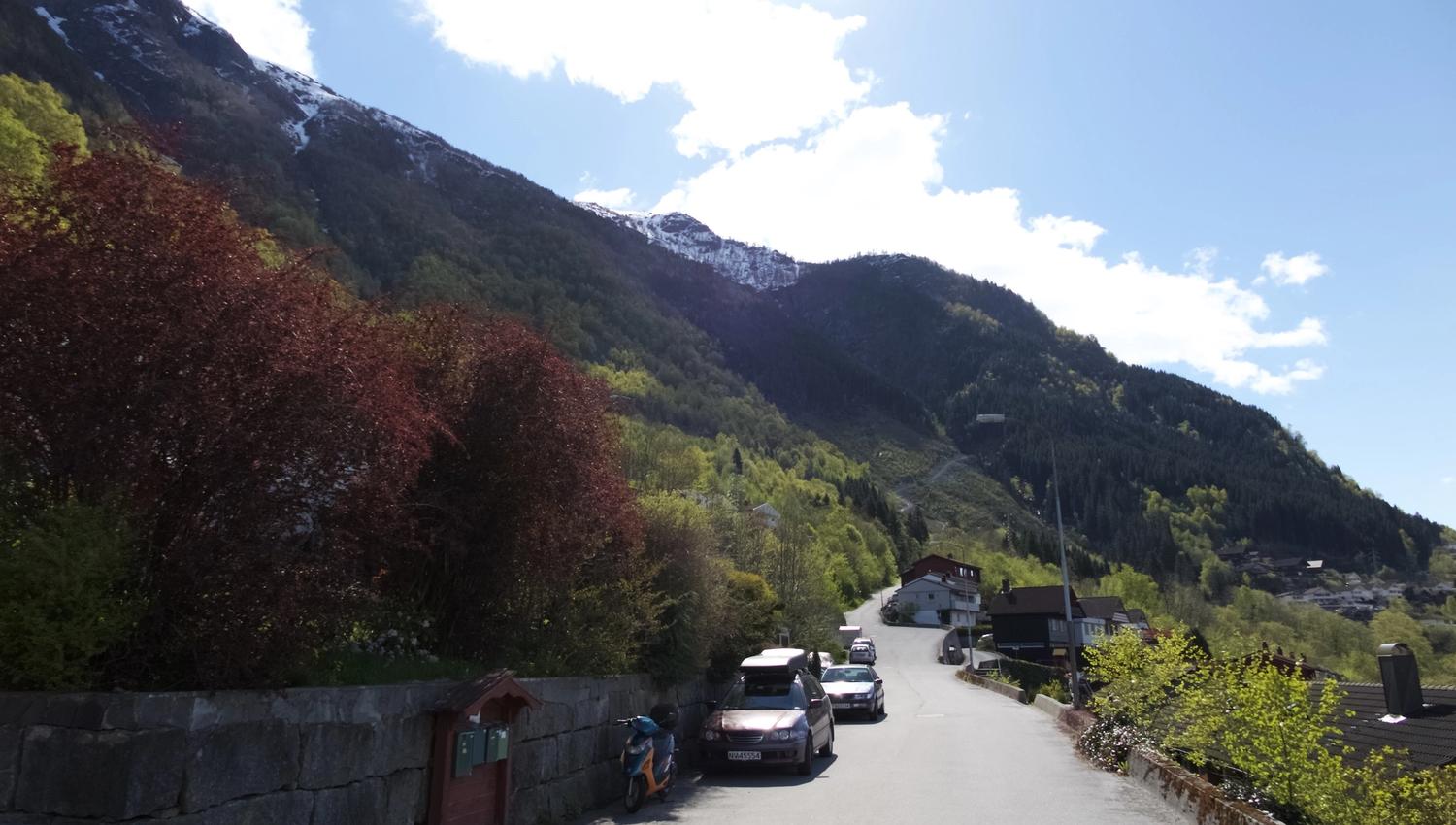 Startpunkt for turen til Rossnos frå Odda, omgitt av grøne lier og høge fjell.