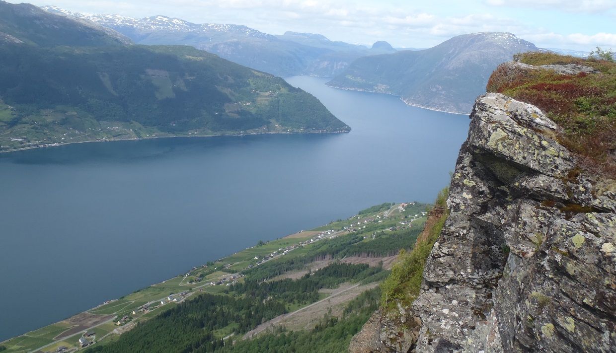 Fjordutsikt med bratte fjellsider sett frå Dronningstien.