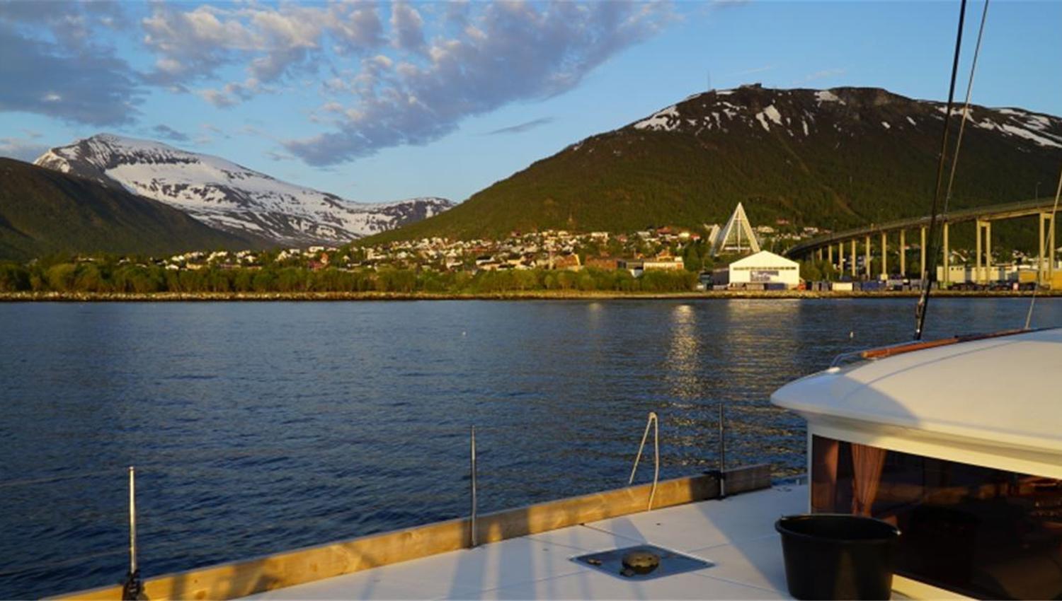 Utsikt over havet med himmelen i ulike farger