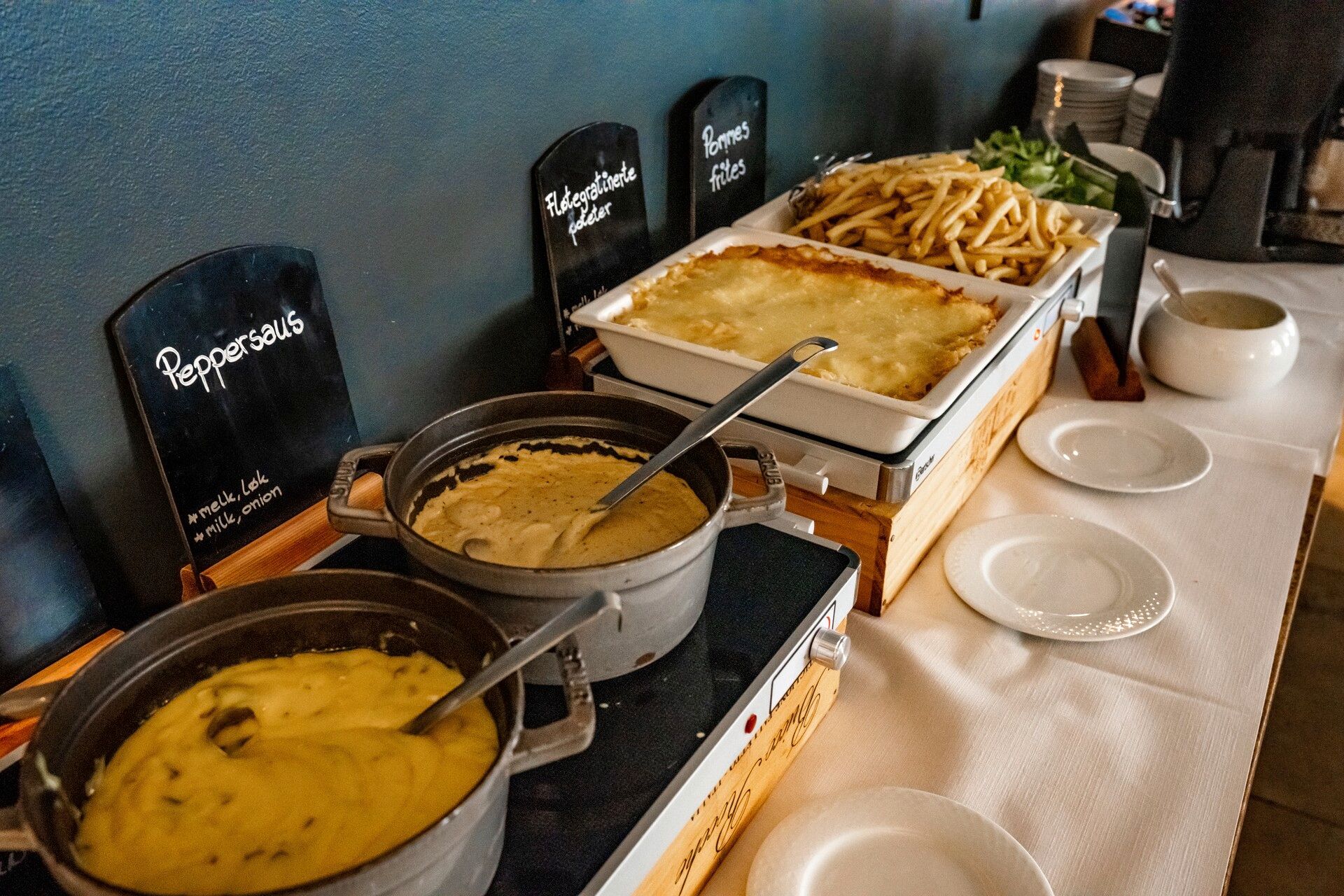 En buffet med mat på et bord