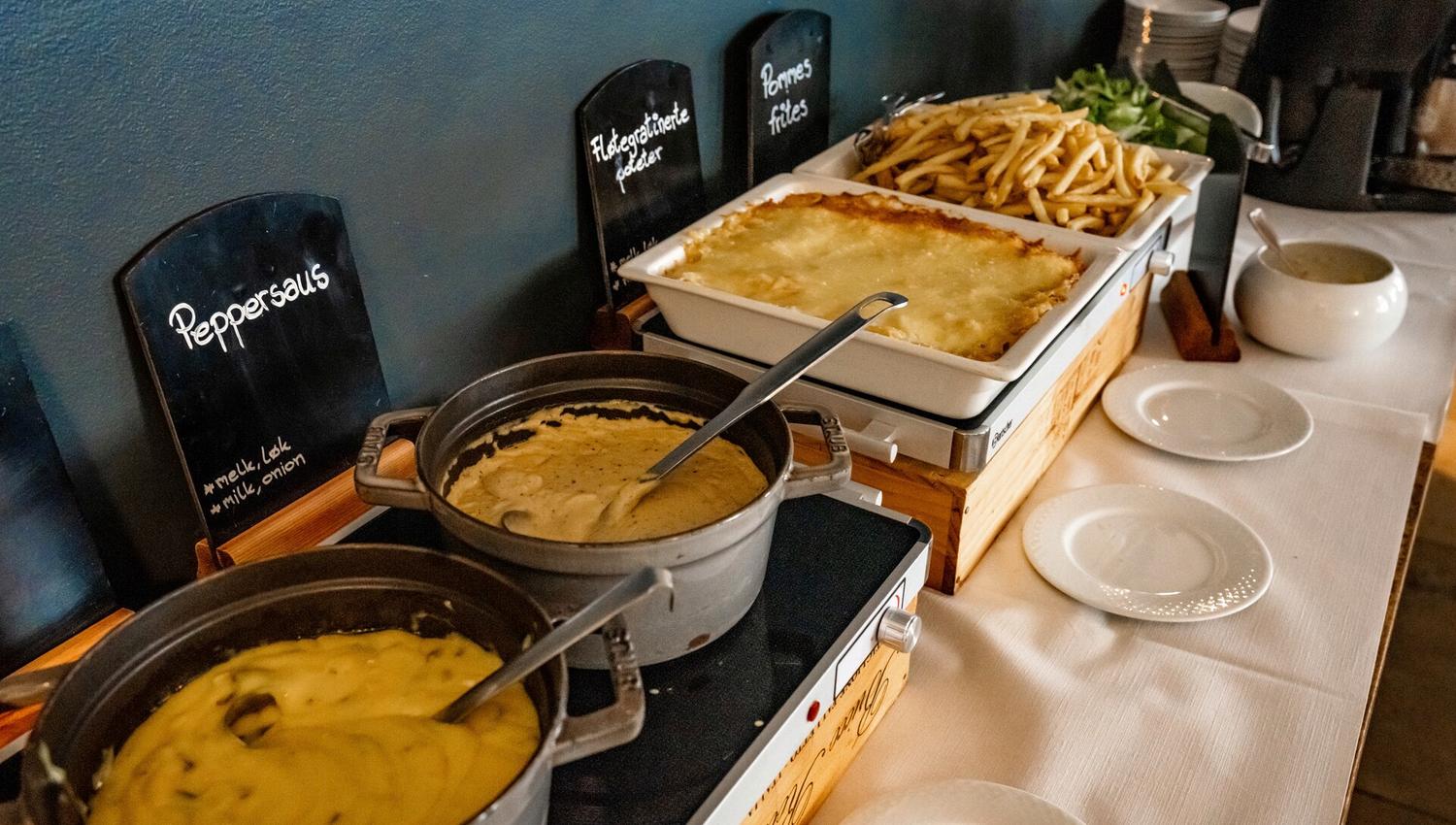 En buffet med mat på et bord